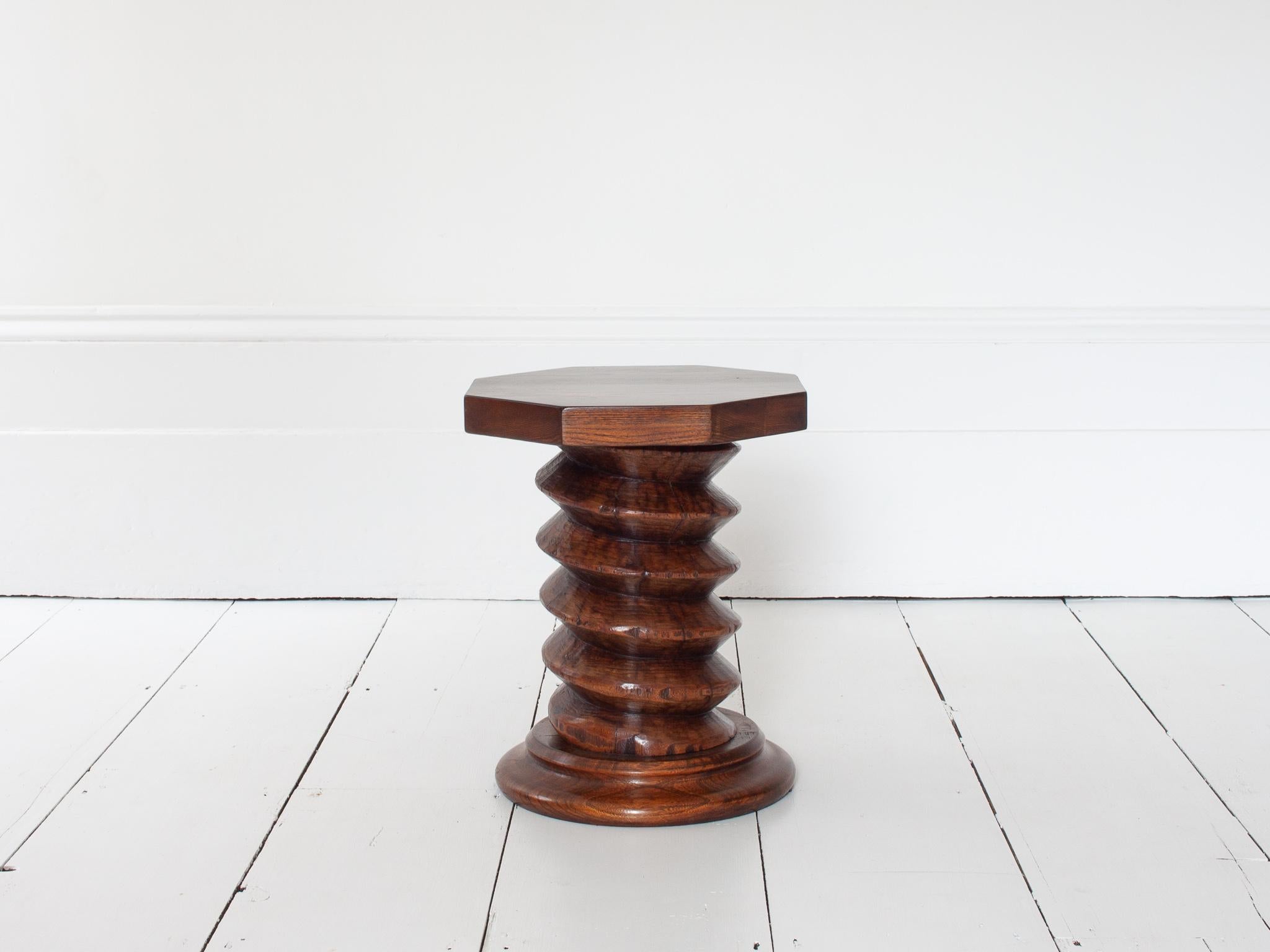 Mesa francesa vintage de columna torneada con pedestal, reminiscencia de Charles Dudouyt.

Mesa francesa de pedestal con pie de columna torneado y base circular, que recuerda a los diseños de Charles Dudouyt.  La forma de mesa data muy probablemente