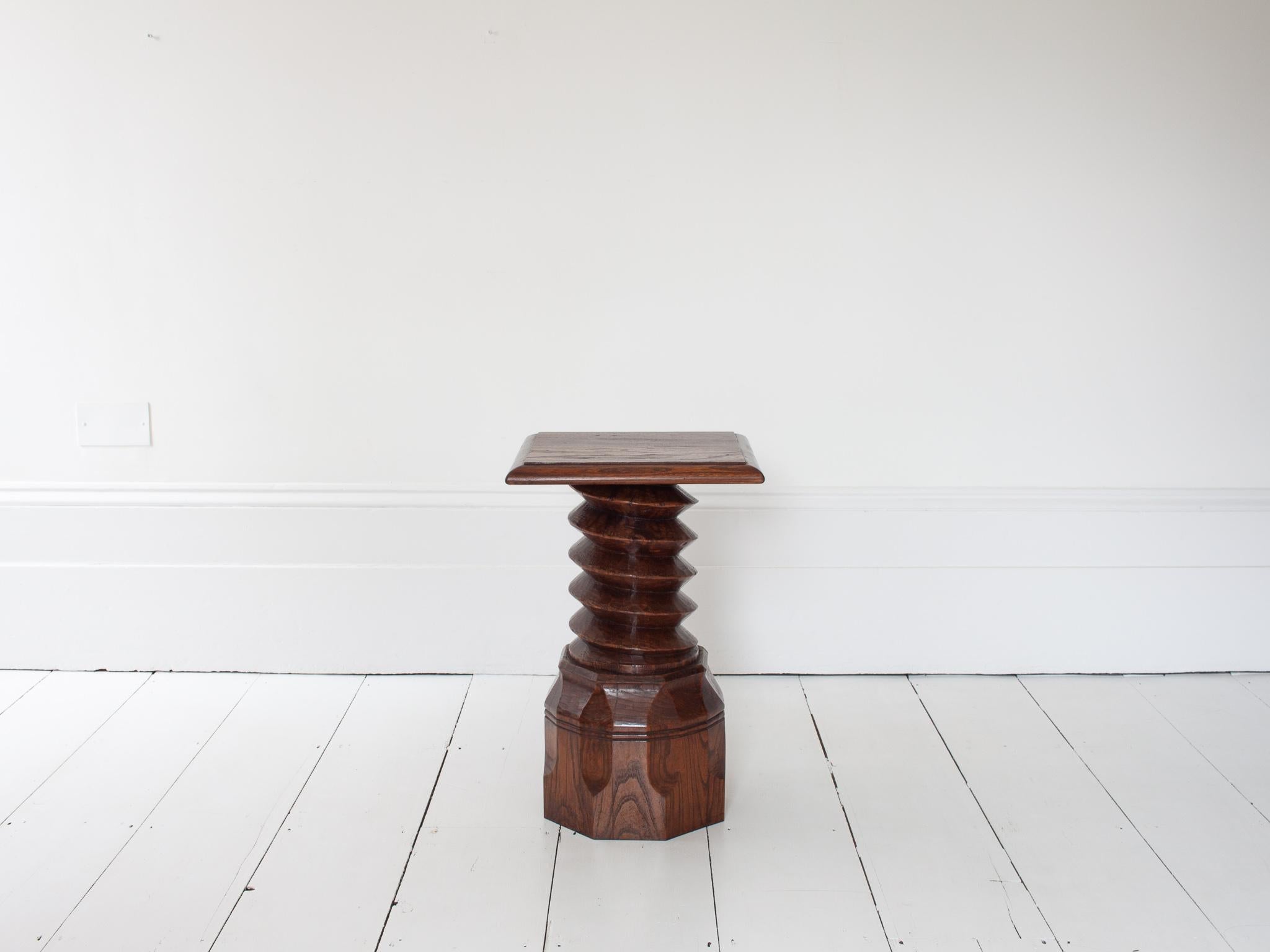Mesa auxiliar de columna torneada francesa vintage, reminiscencia de Charles Dudouyt Rústico en venta