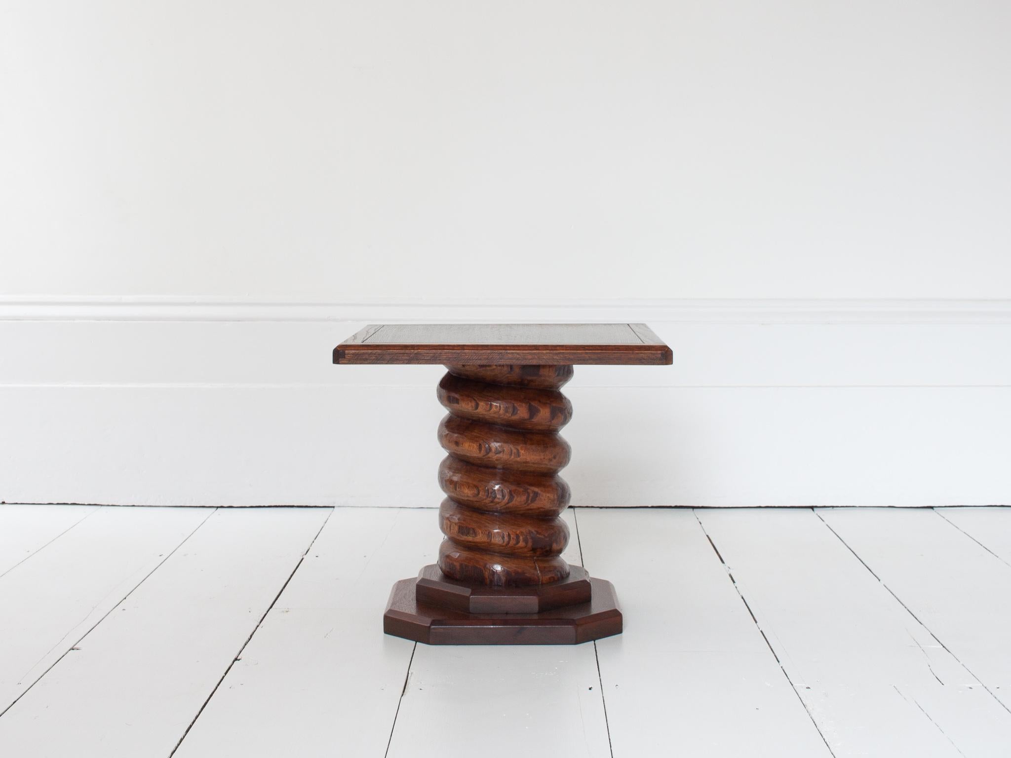 Mesa auxiliar de columna torneada francesa vintage, reminiscencia de Charles Dudouyt Rústico en venta