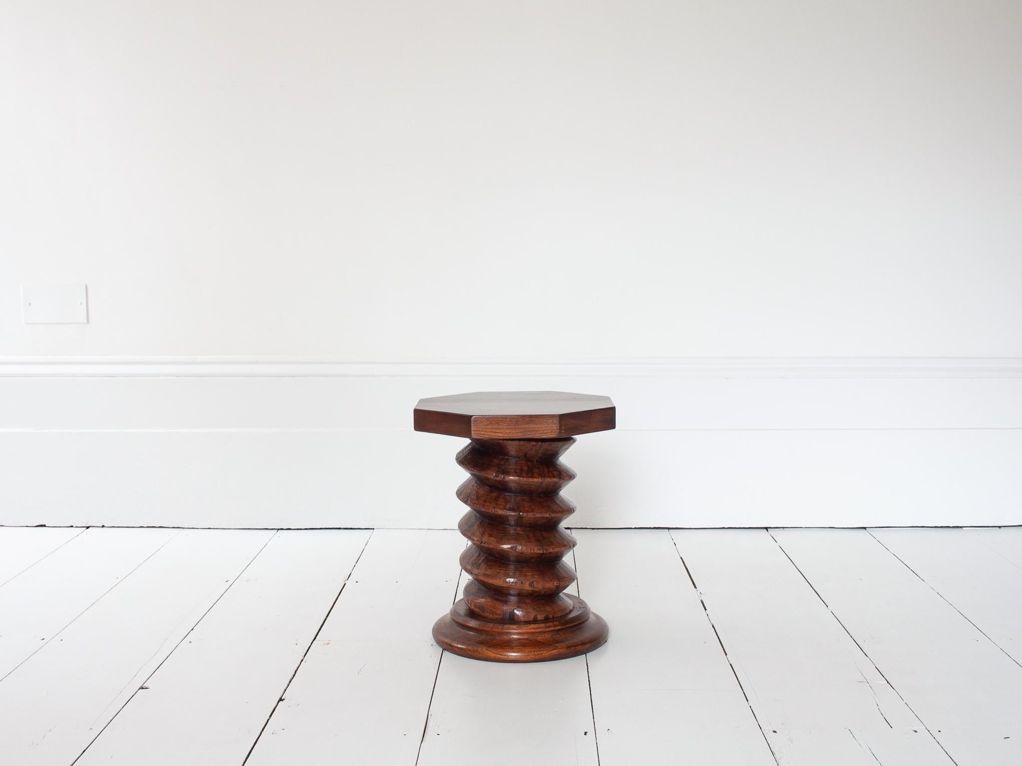 Mesa auxiliar de columna torneada francesa vintage, reminiscencia de Charles Dudouyt Rústico en venta