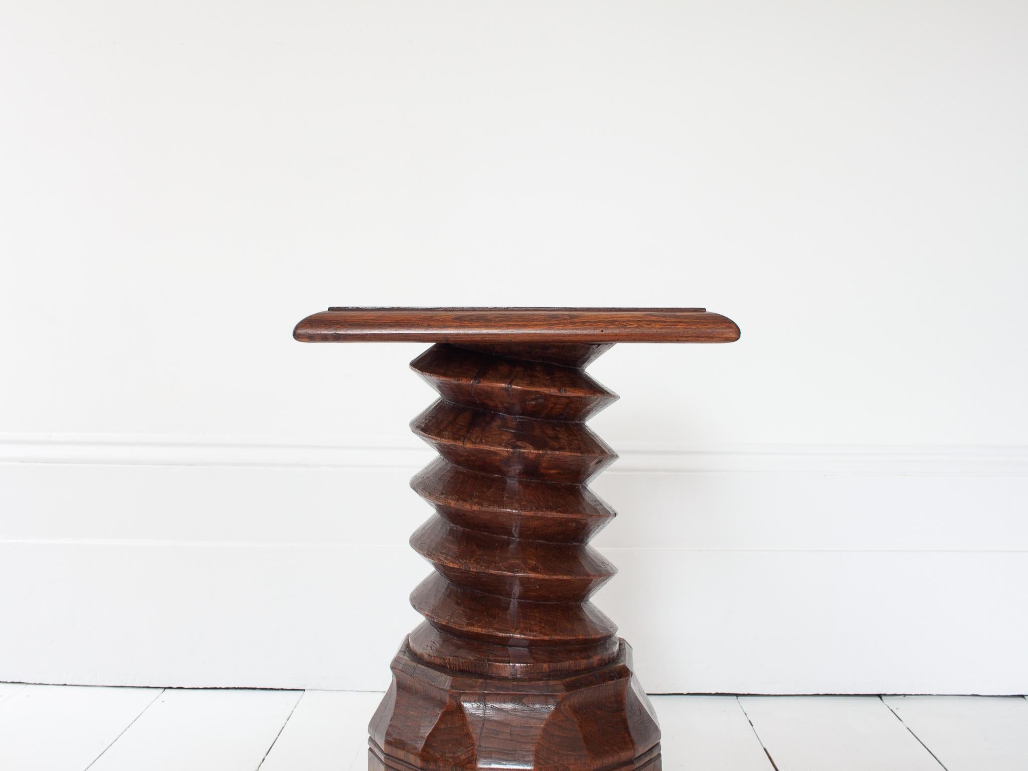 Mesa auxiliar de columna torneada francesa vintage, reminiscencia de Charles Dudouyt Francés en venta