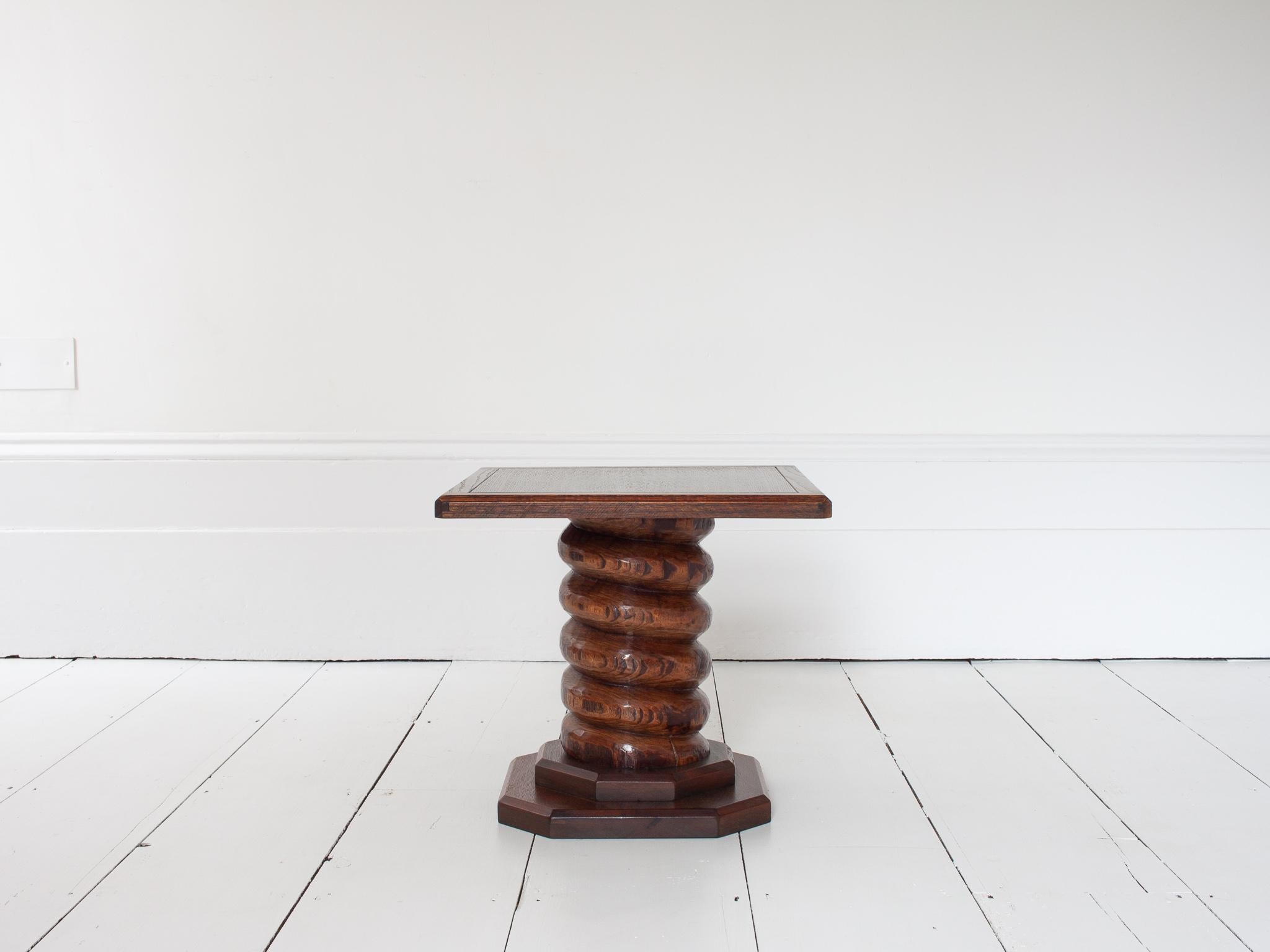 Mesa auxiliar de columna torneada francesa vintage, reminiscencia de Charles Dudouyt Francés en venta