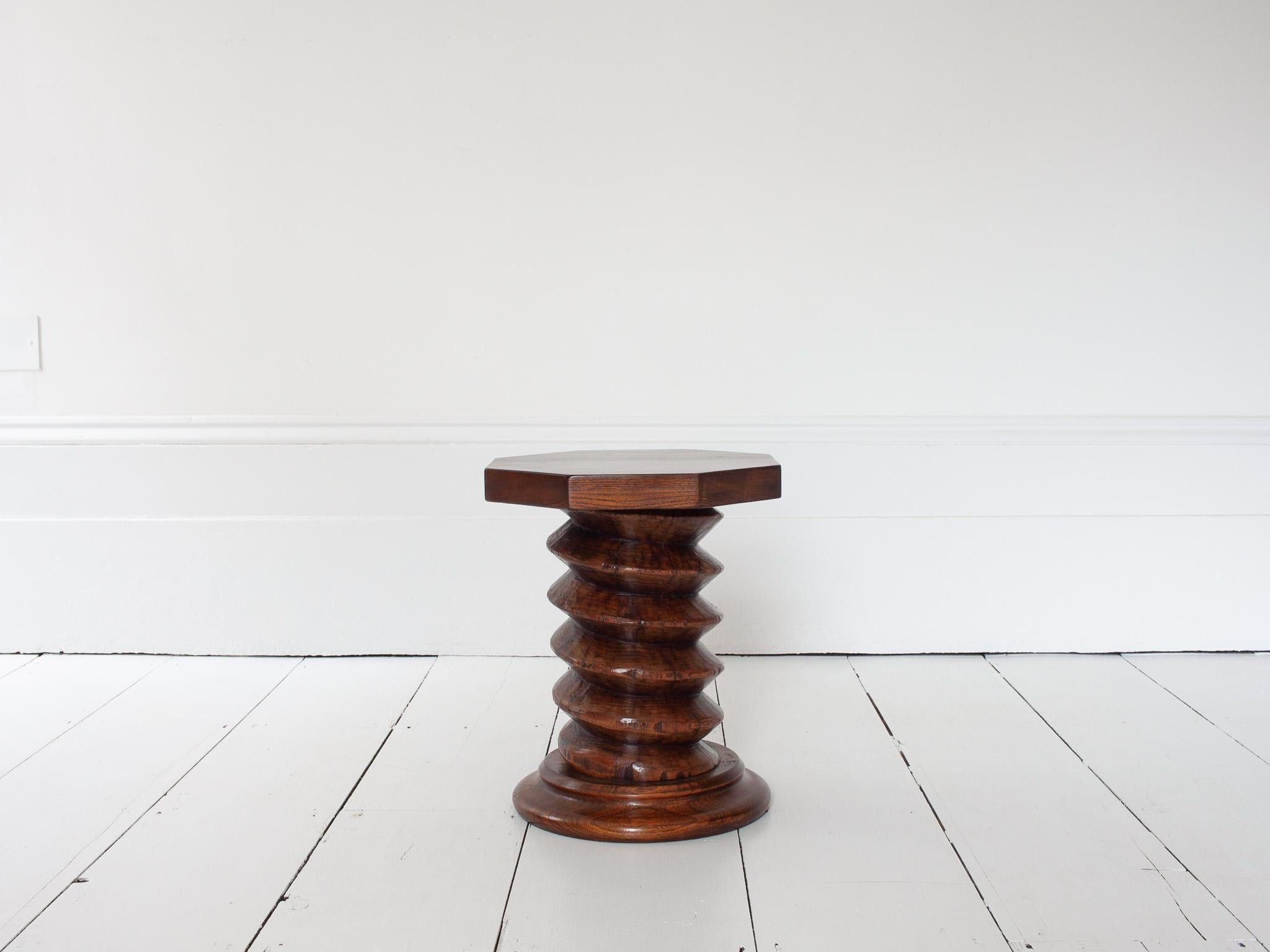 Mesa auxiliar de columna torneada francesa vintage, reminiscencia de Charles Dudouyt Francés en venta