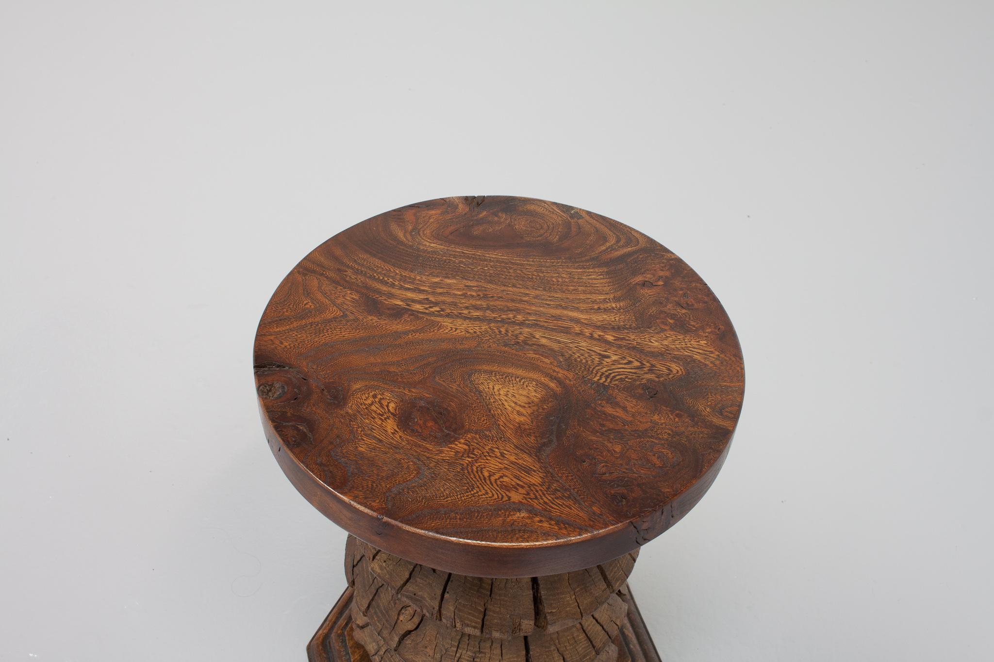 Französischer gedrechselter Säulen-Beistelltisch im Vintage-Stil, erinnert an Charles Dudouyt (Holz) im Angebot