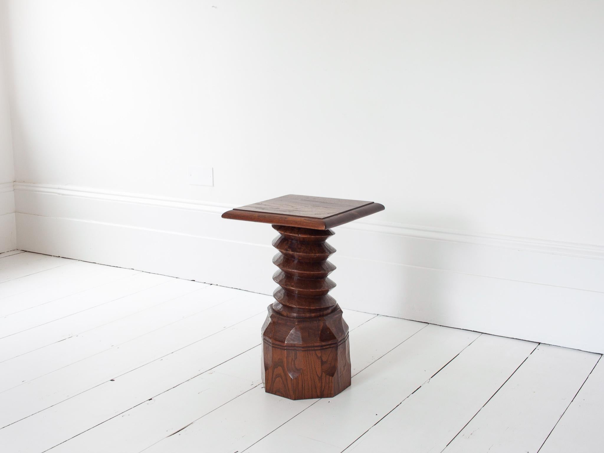 Mesa auxiliar de columna torneada francesa vintage, reminiscencia de Charles Dudouyt Madera en venta
