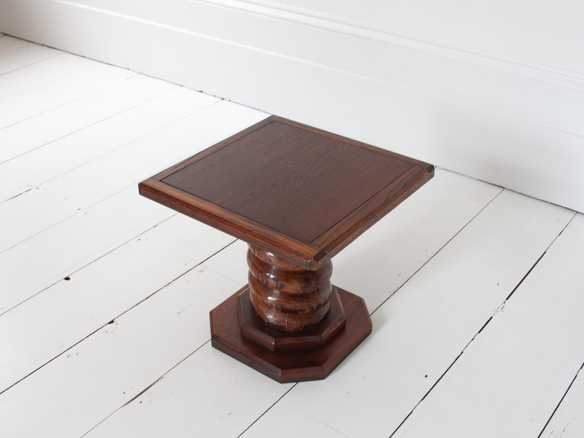 Mesa auxiliar de columna torneada francesa vintage, reminiscencia de Charles Dudouyt Madera en venta