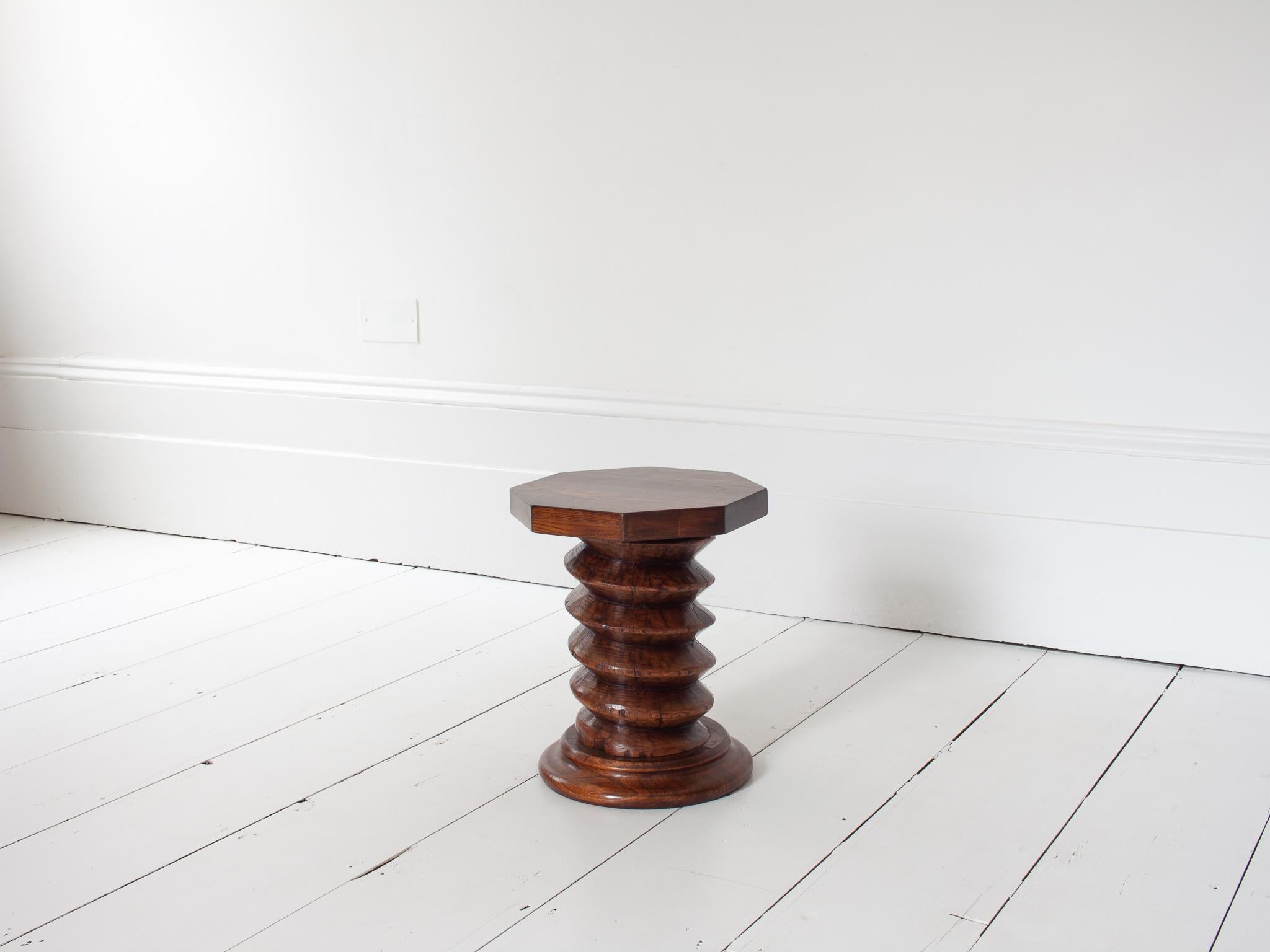 Mesa auxiliar de columna torneada francesa vintage, reminiscencia de Charles Dudouyt Madera en venta