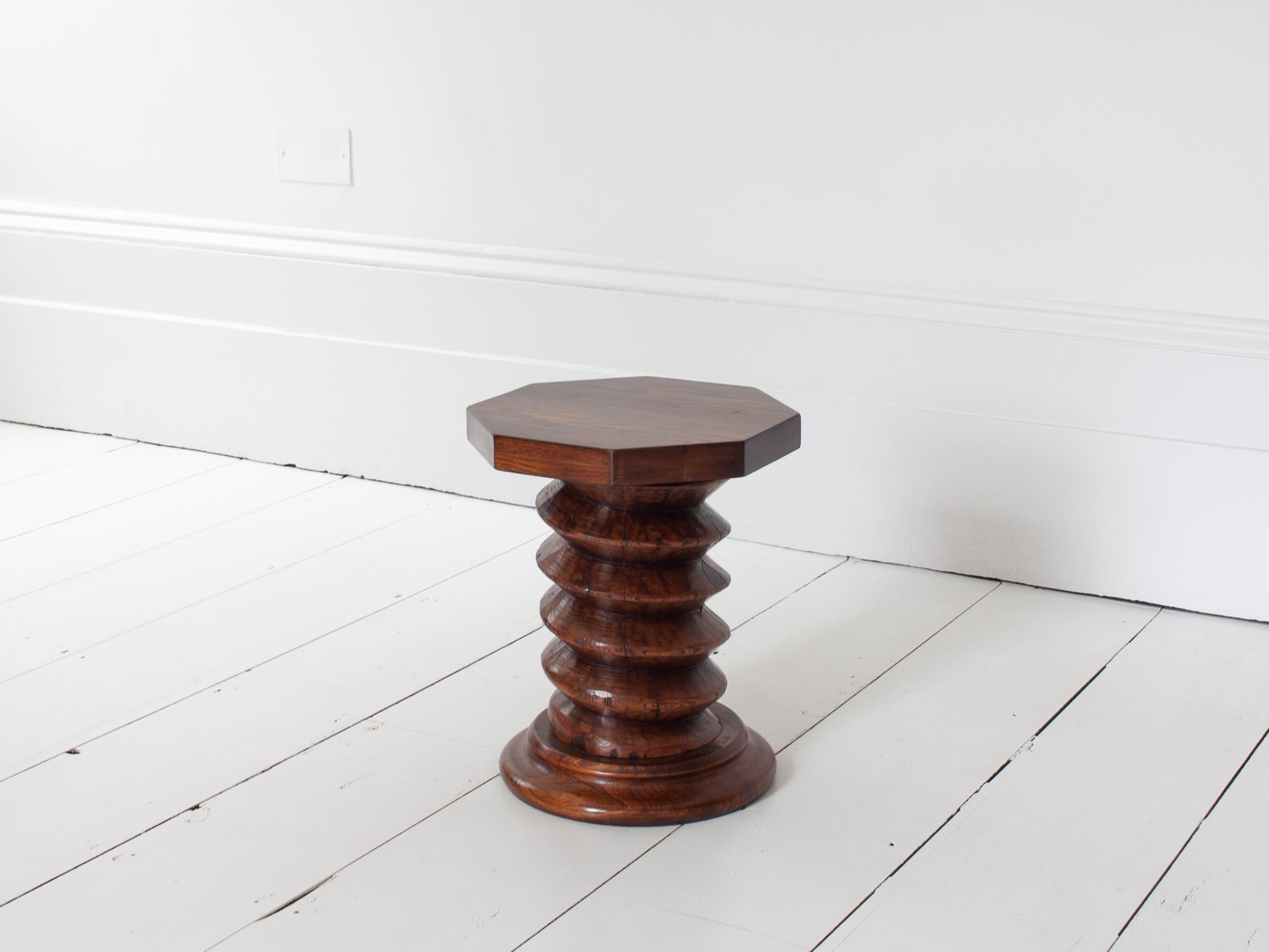 Mesa auxiliar de columna torneada francesa vintage, reminiscencia de Charles Dudouyt en venta 1
