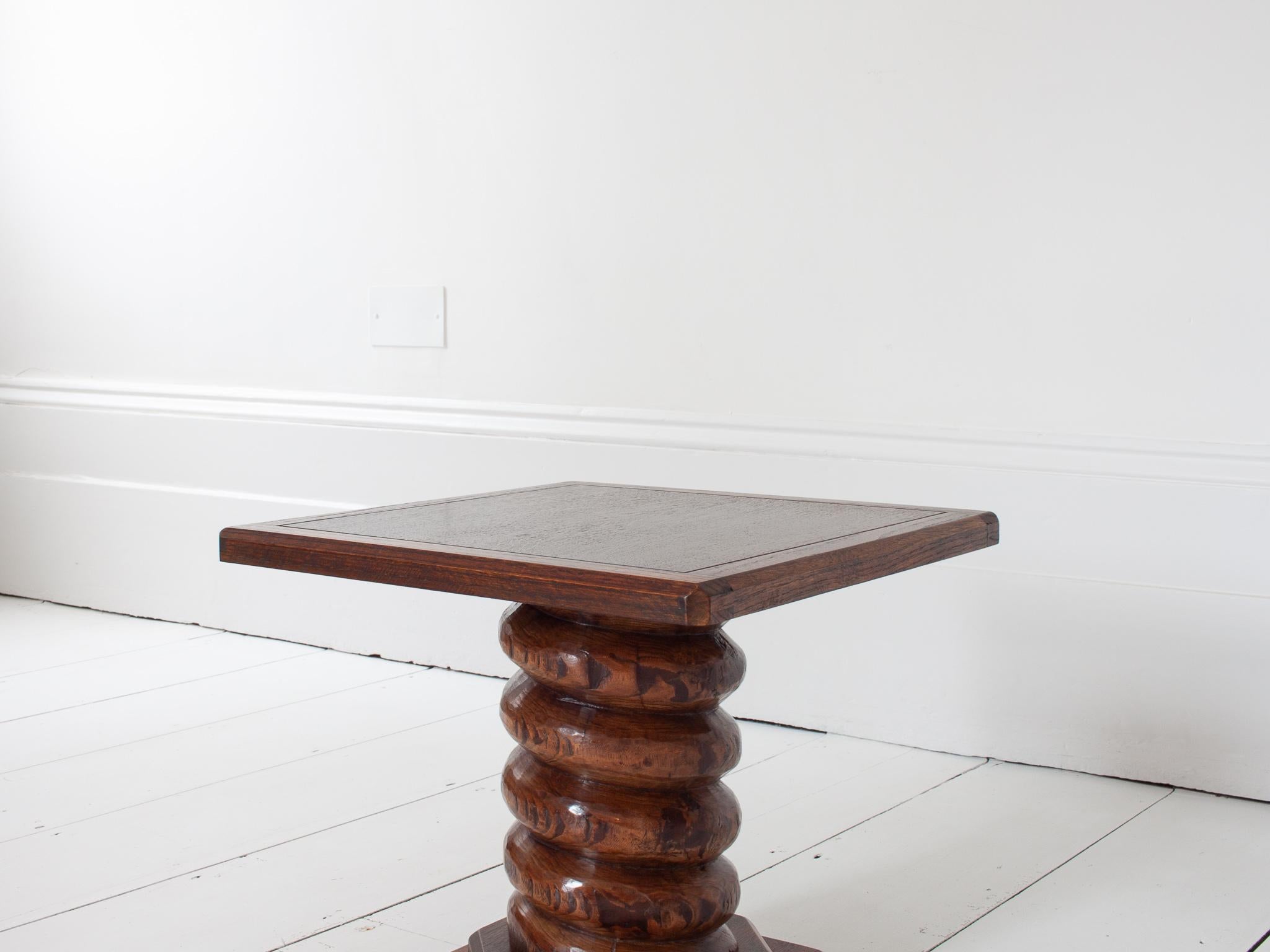 Mesa auxiliar de columna torneada francesa vintage, reminiscencia de Charles Dudouyt en venta 2