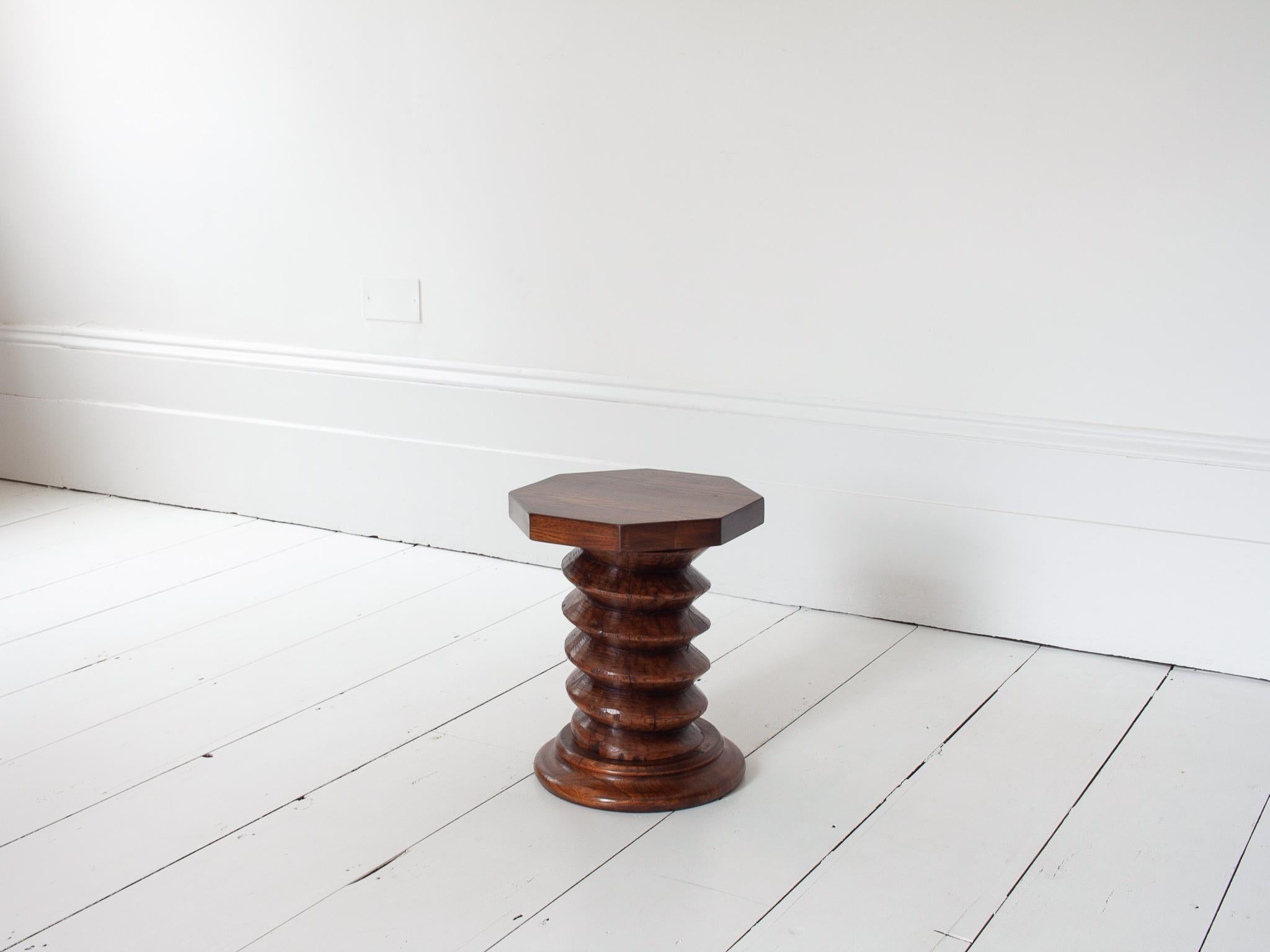 Mesa auxiliar de columna torneada francesa vintage, reminiscencia de Charles Dudouyt en venta 2