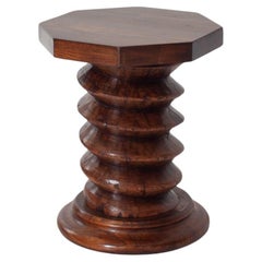 Table d'appoint française à colonnes tournées, rappelant Charles Dudouyt