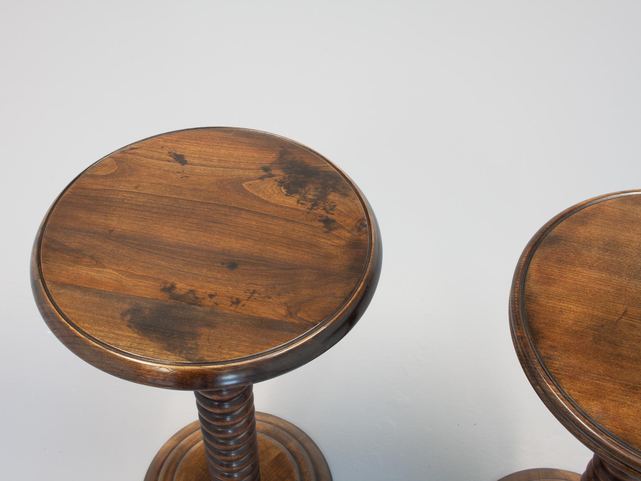 Französische gedrechselte Säulentische im Vintage-Stil, in der Nähe, Paar, erinnert an Charles Dudouyt im Angebot 2