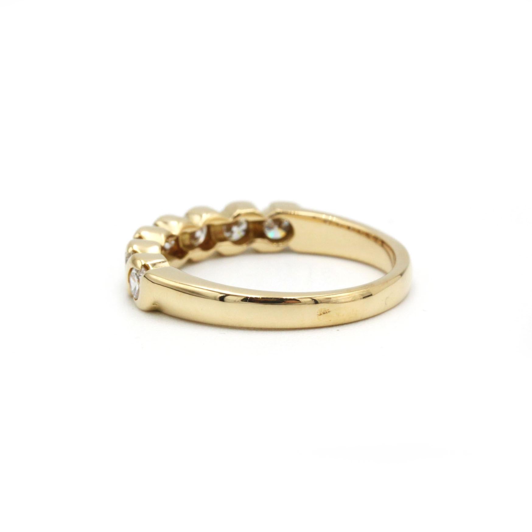 Taille brillant Bague d'éternité française torsadée en or jaune 18 carats avec diamants en vente