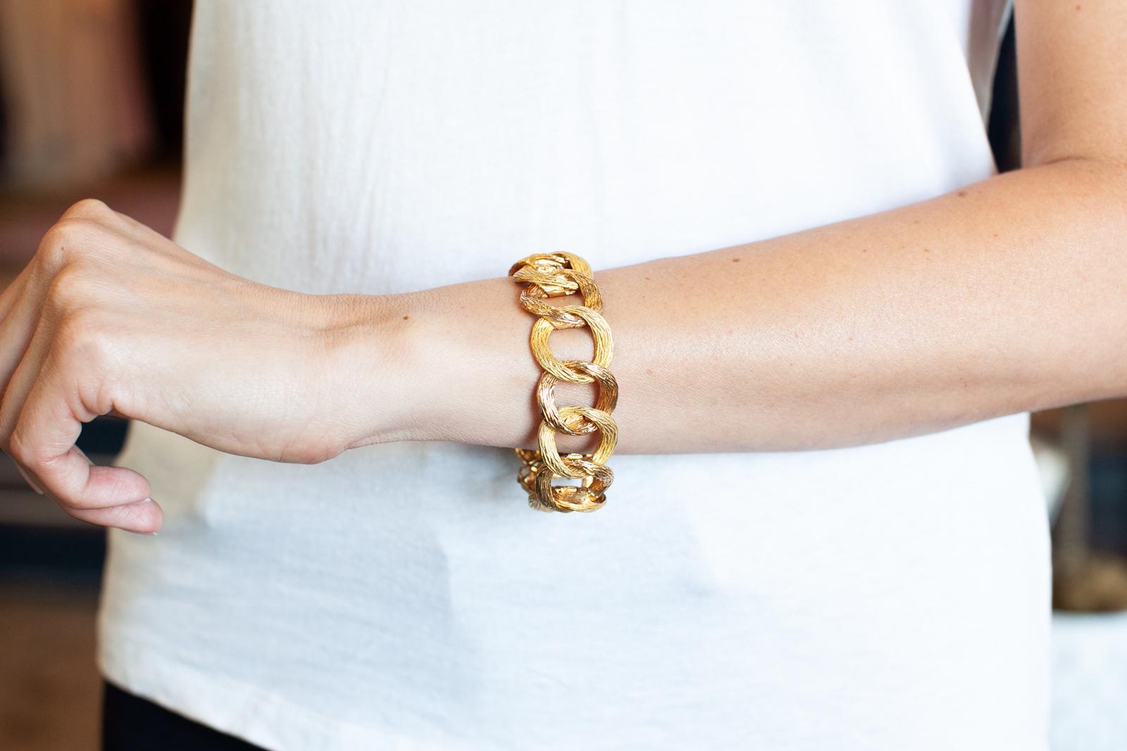 Donna Bracciale francese d'epoca a due toni in oro giallo 18 carati con maglie a cordoncino in vendita