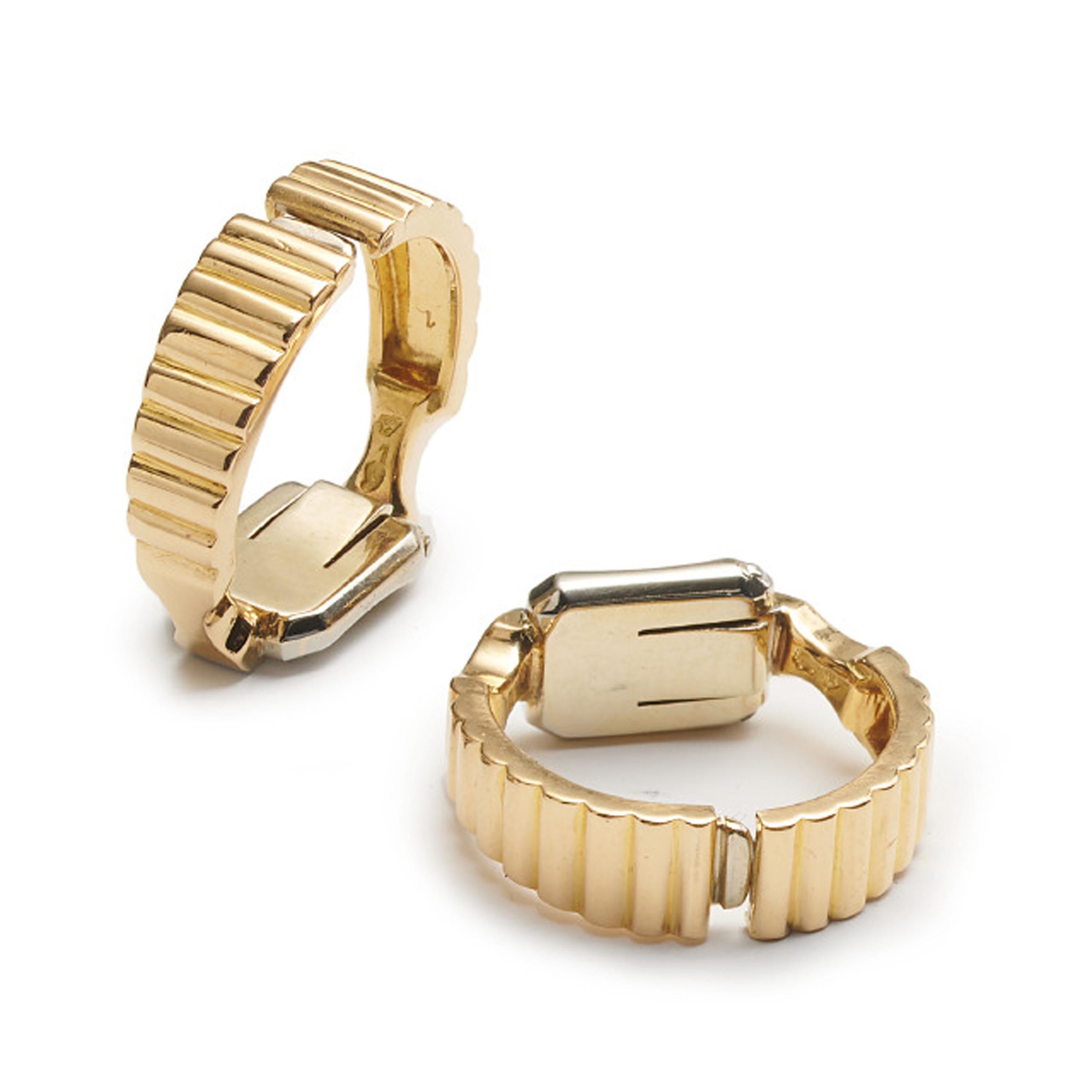 Ein Paar französische Manschettenknöpfe von Van Cleef & Arpels aus 18-karätigem Gold, mit schwerem Rippendesign, mit verdeckten Öffnungen in der Mitte und geschwungenen Rückseiten aus Weißgold mit Scharnieren, signiert Van Cleef & Arpels, mit