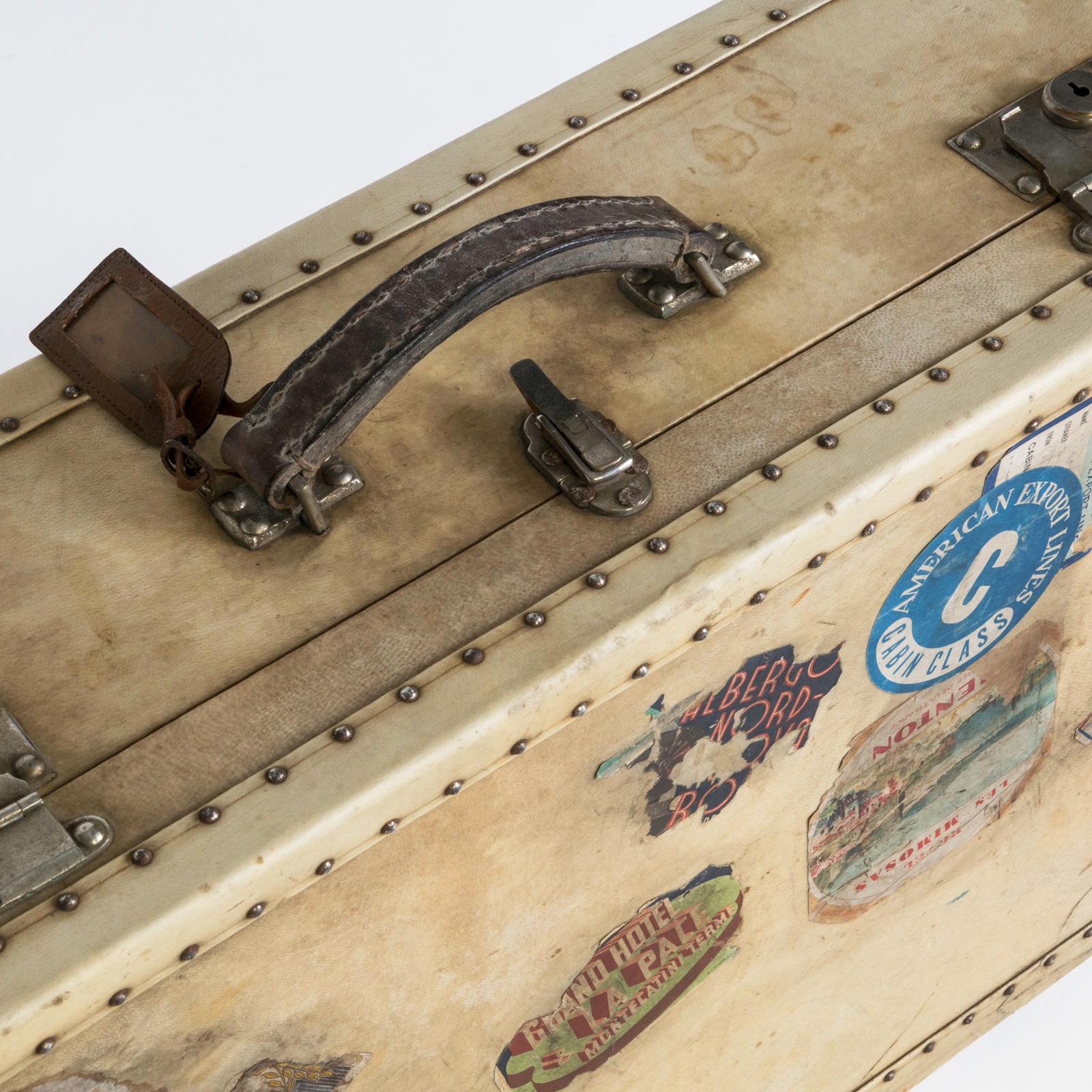Élégante et finement travaillée, cette valise ou valise française en vélin crème des années 1920 respire la sophistication intemporelle.

Construite en bois et en parchemin, ornée de clous en laiton et de plaques de serrure, cette pièce témoigne
