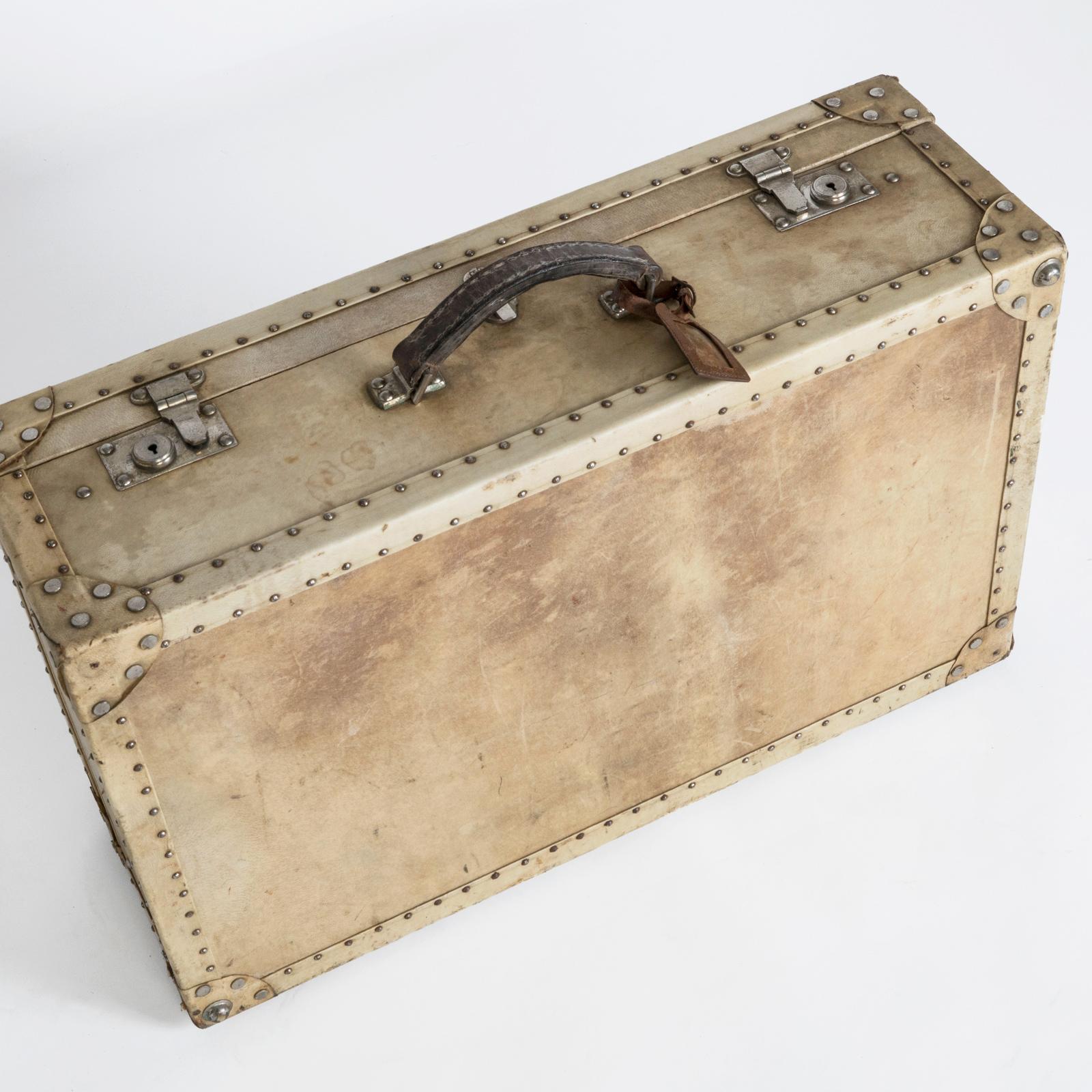 Début du 20ème siècle Valise ou valise en cuir blanc Vellum avec étiquettes d'origine, années 1920 en vente