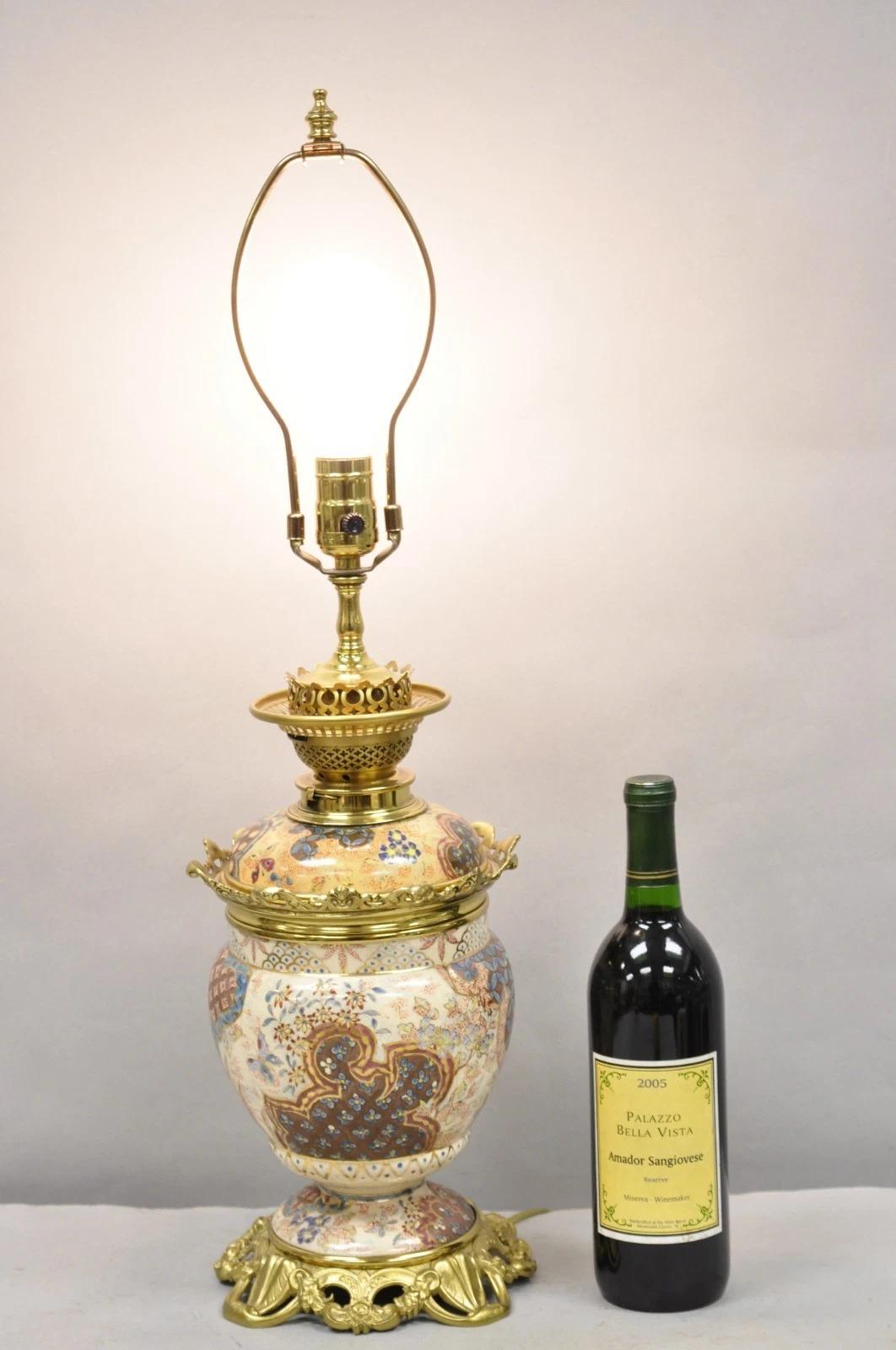 Lampe de salon en porcelaine et laiton, décorée à la peinture, de style victorien français. Circa Mid 20th Century. Dimensions : 26