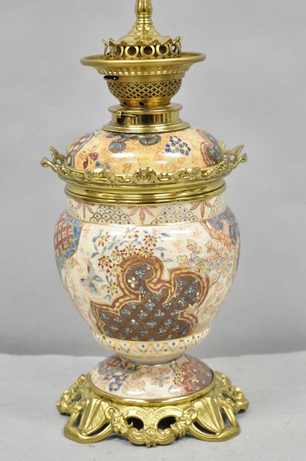 Victorien Lampe de salon en porcelaine et laiton, décorée à la peinture, d'époque française et victorienne en vente