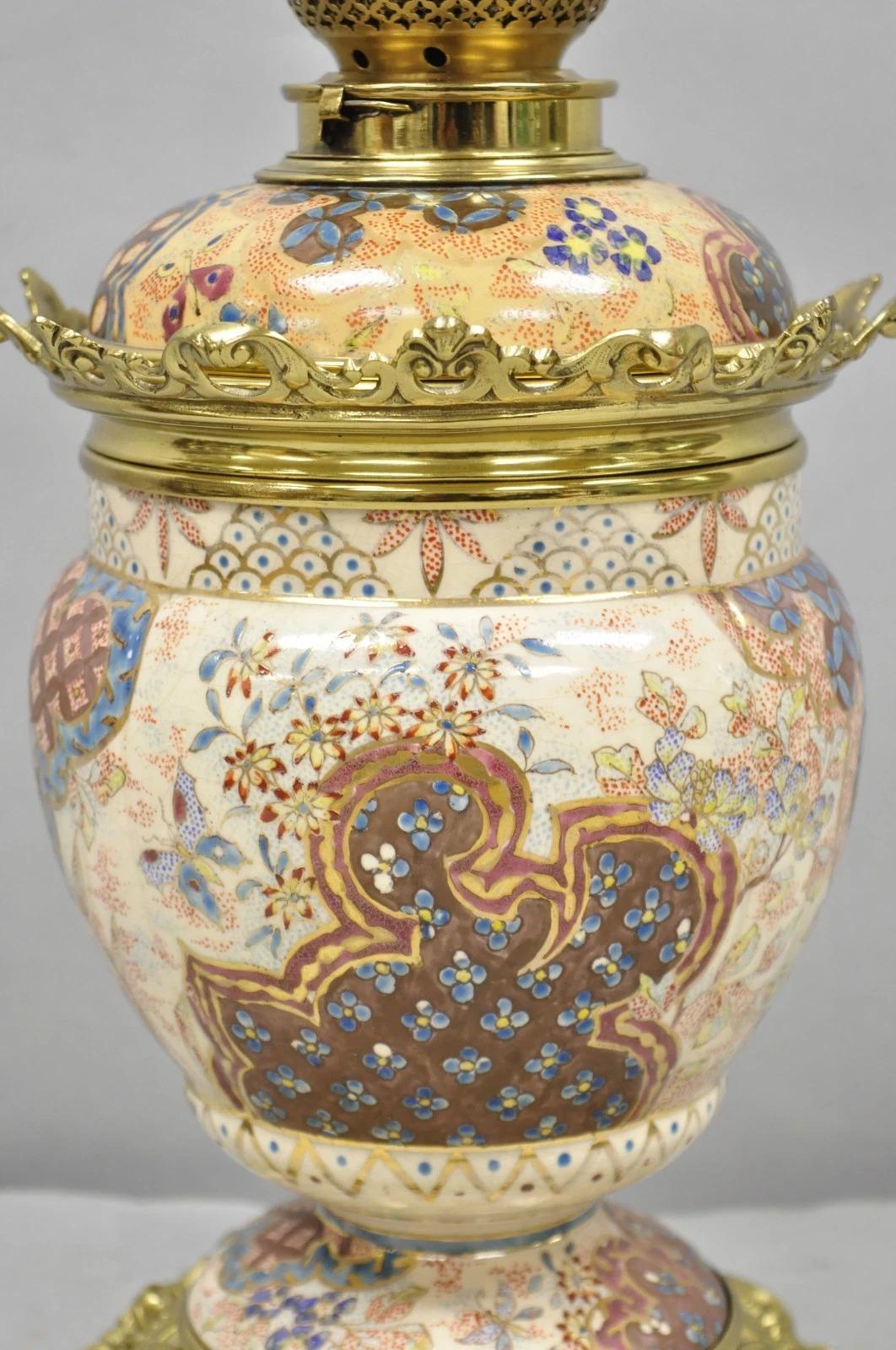 Lampe de salon en porcelaine et laiton, décorée à la peinture, d'époque française et victorienne Bon état - En vente à Philadelphia, PA