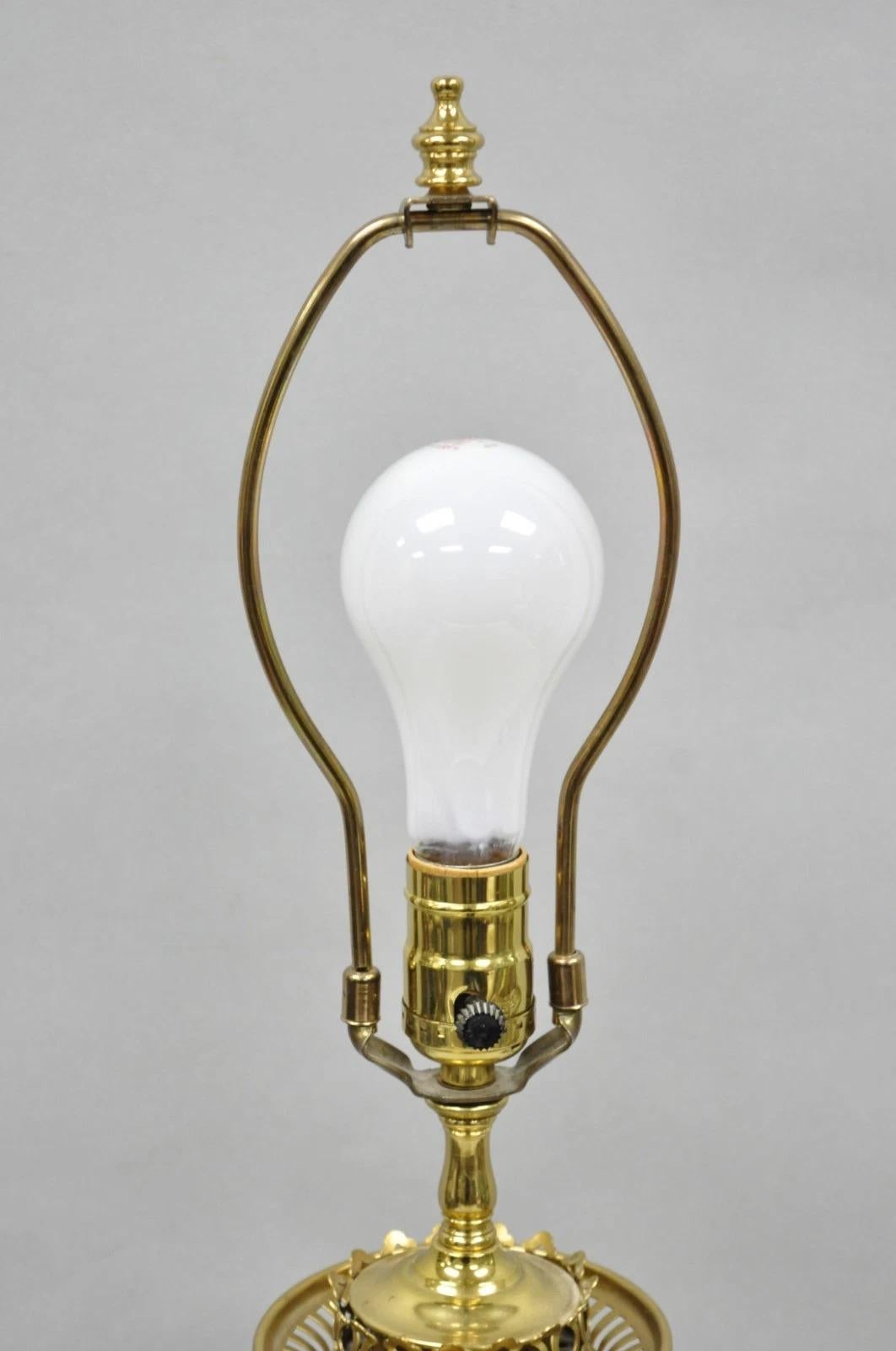 20ième siècle Lampe de salon en porcelaine et laiton, décorée à la peinture, d'époque française et victorienne en vente