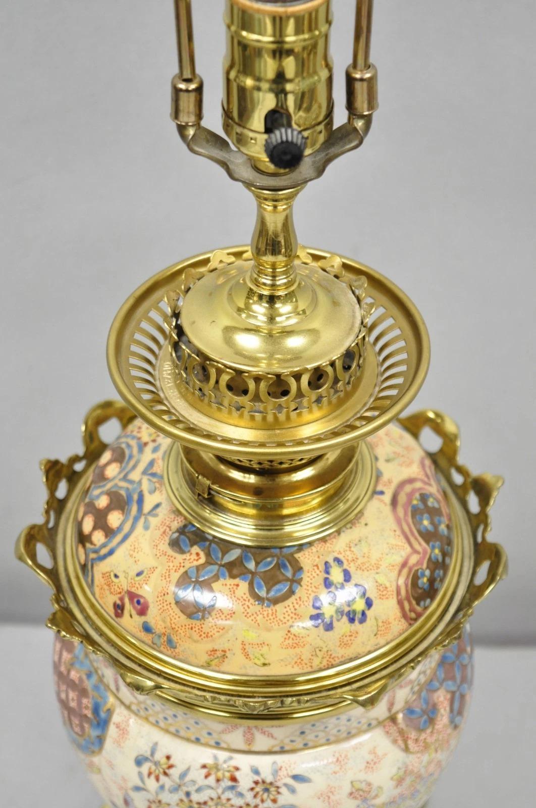 Laiton Lampe de salon en porcelaine et laiton, décorée à la peinture, d'époque française et victorienne en vente