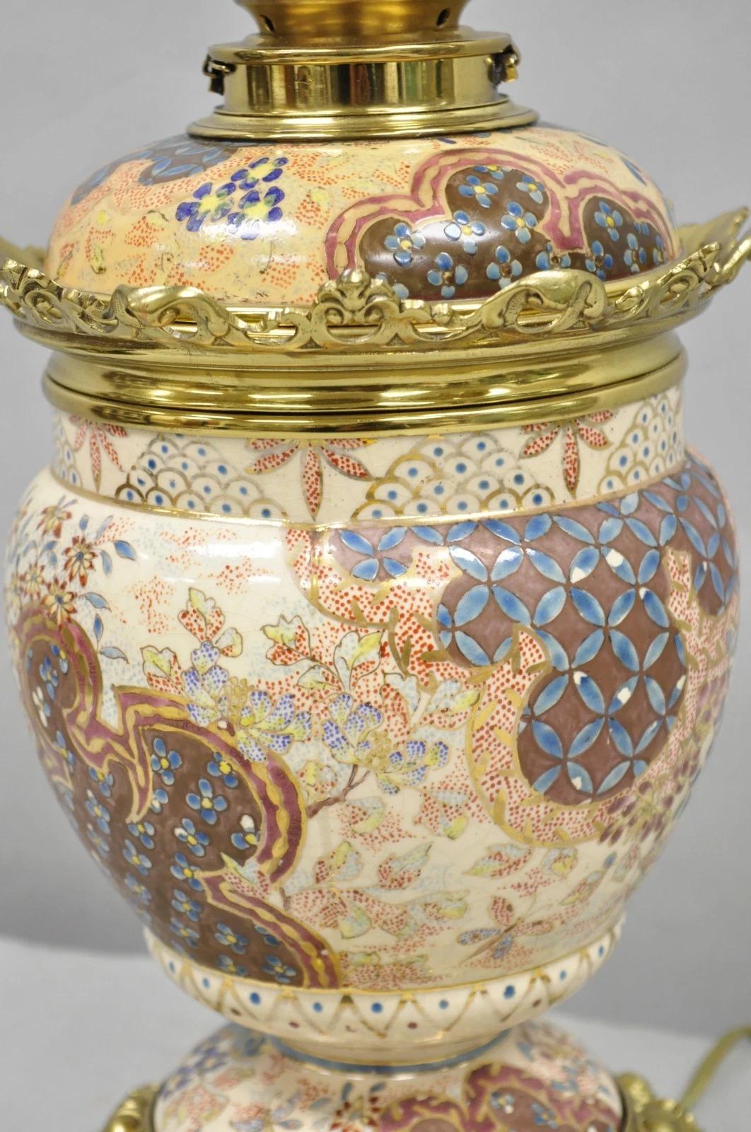 Lampe de salon en porcelaine et laiton, décorée à la peinture, d'époque française et victorienne en vente 3