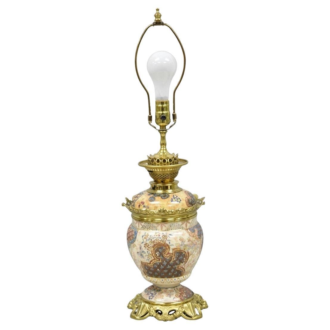 Lampe de salon en porcelaine et laiton, décorée à la peinture, d
époque française et victorienne