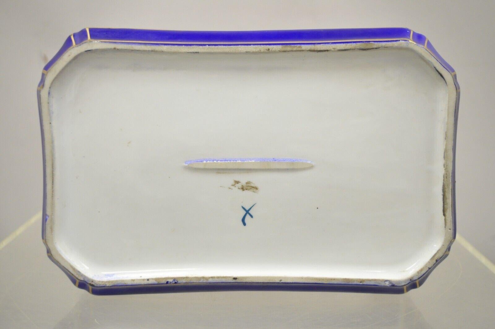 Boîte à charnière vintage en porcelaine de style victorien français peinte à la main et signée R. Coulory en vente 4