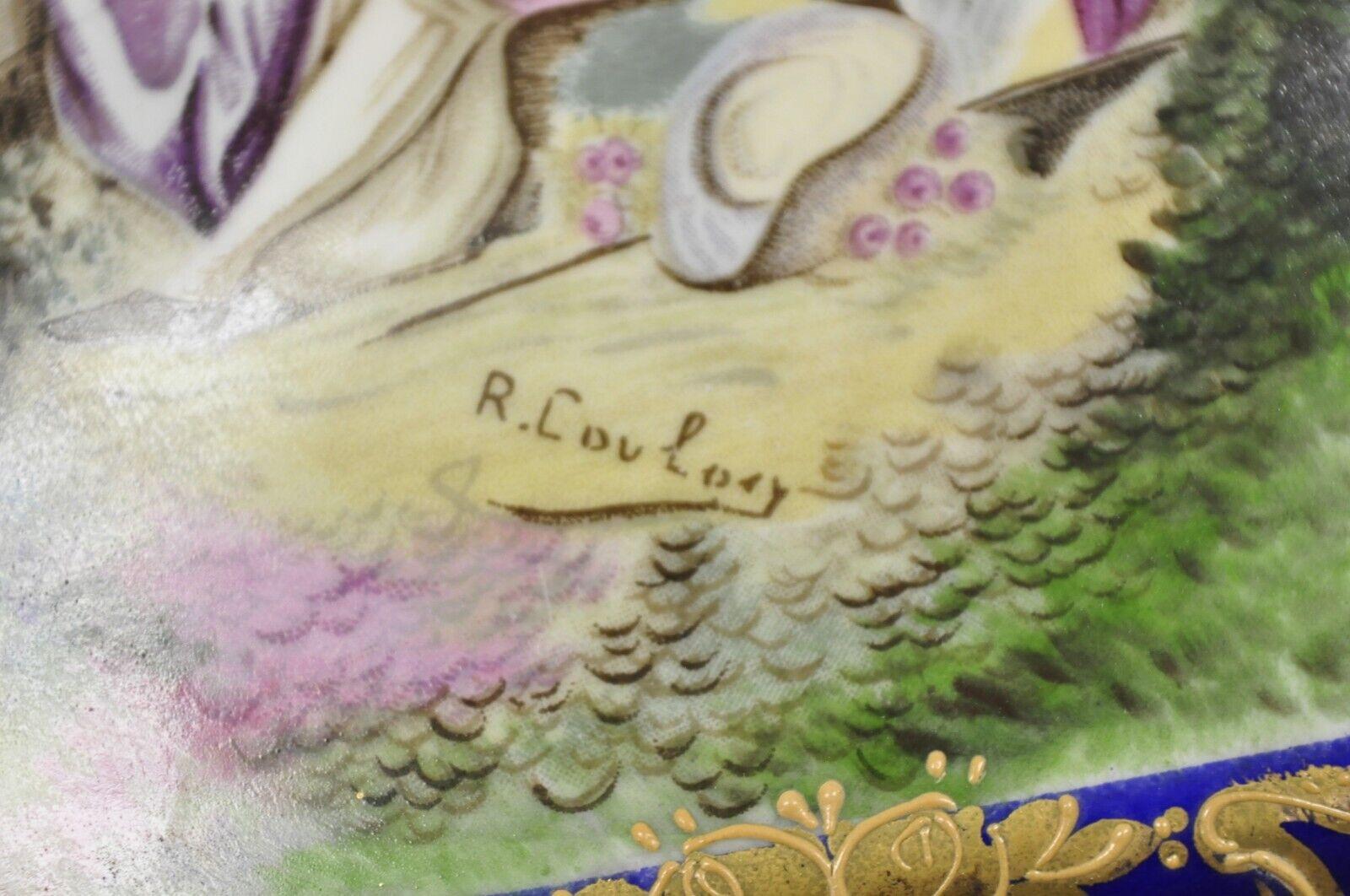 Boîte à charnière vintage en porcelaine de style victorien français peinte à la main et signée R. Coulory Bon état - En vente à Philadelphia, PA