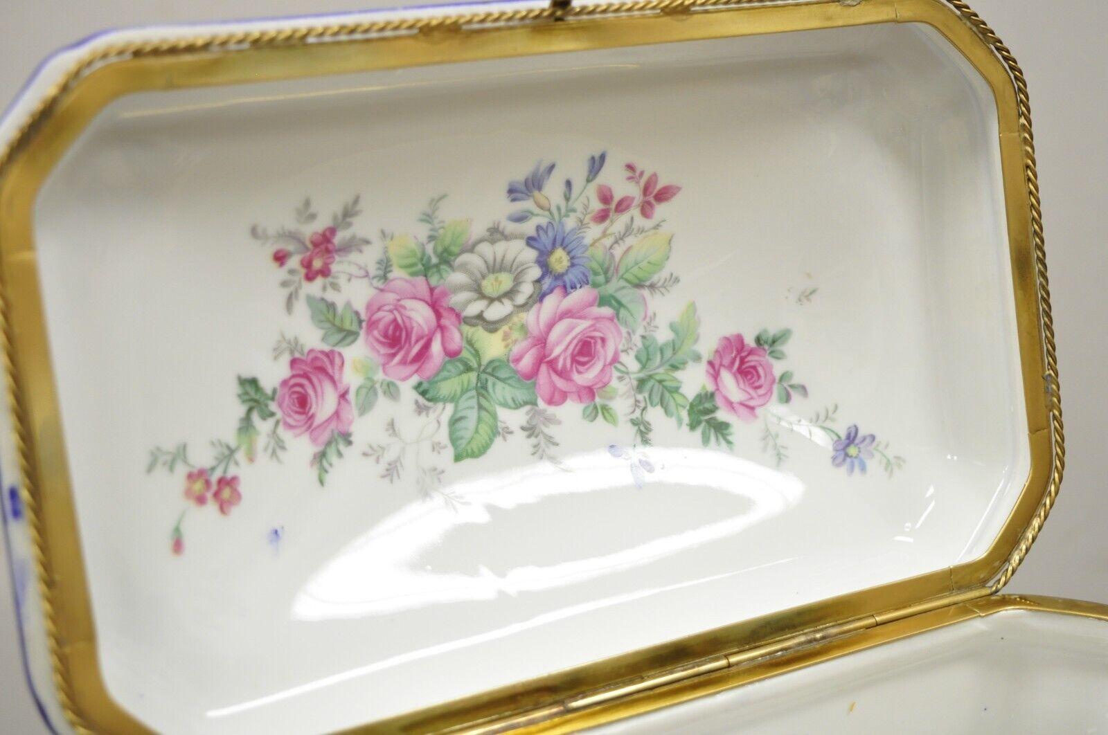 20ième siècle Boîte à charnière vintage en porcelaine de style victorien français peinte à la main et signée R. Coulory en vente