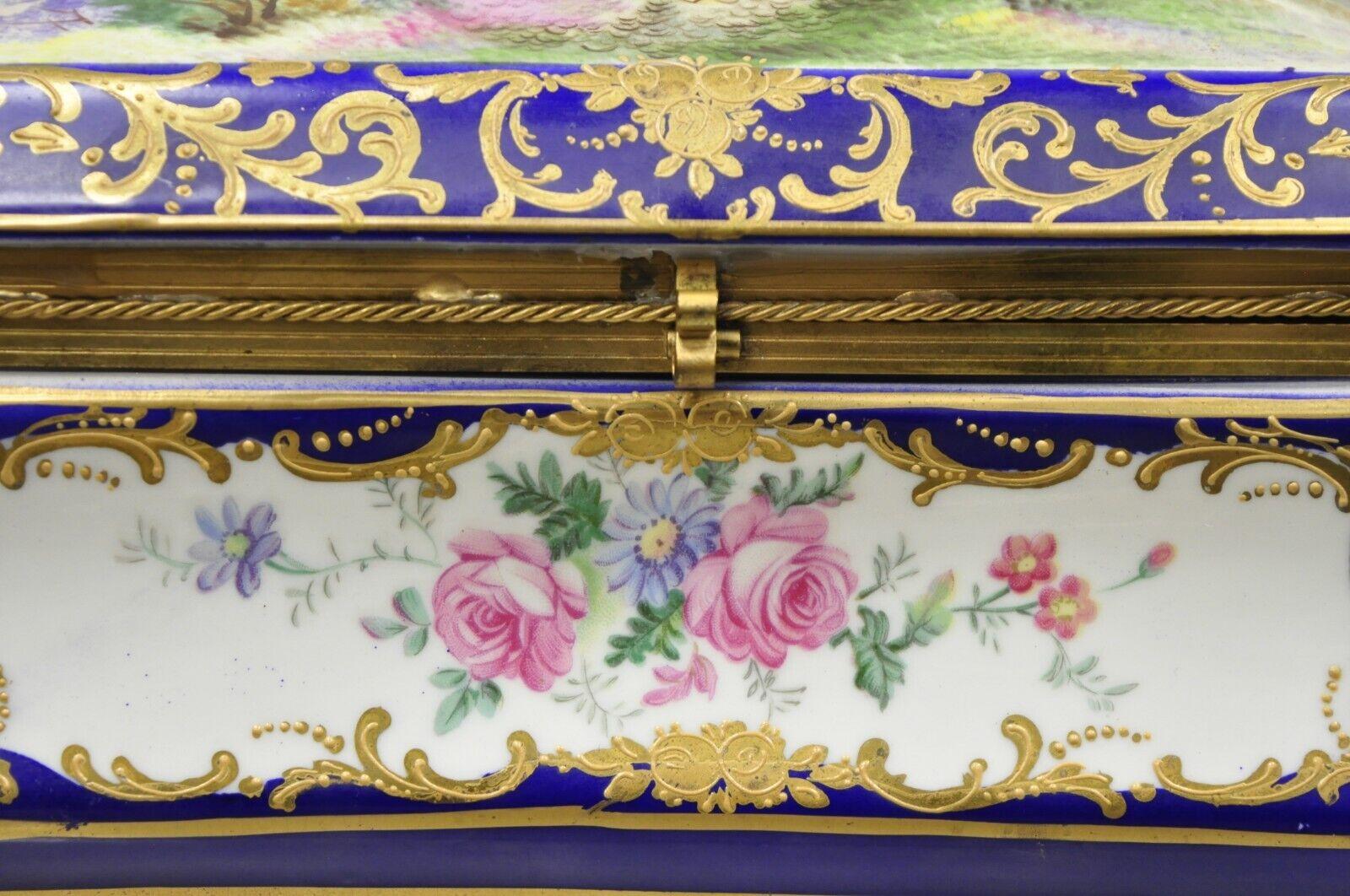 Boîte à charnière vintage en porcelaine de style victorien français peinte à la main et signée R. Coulory en vente 2