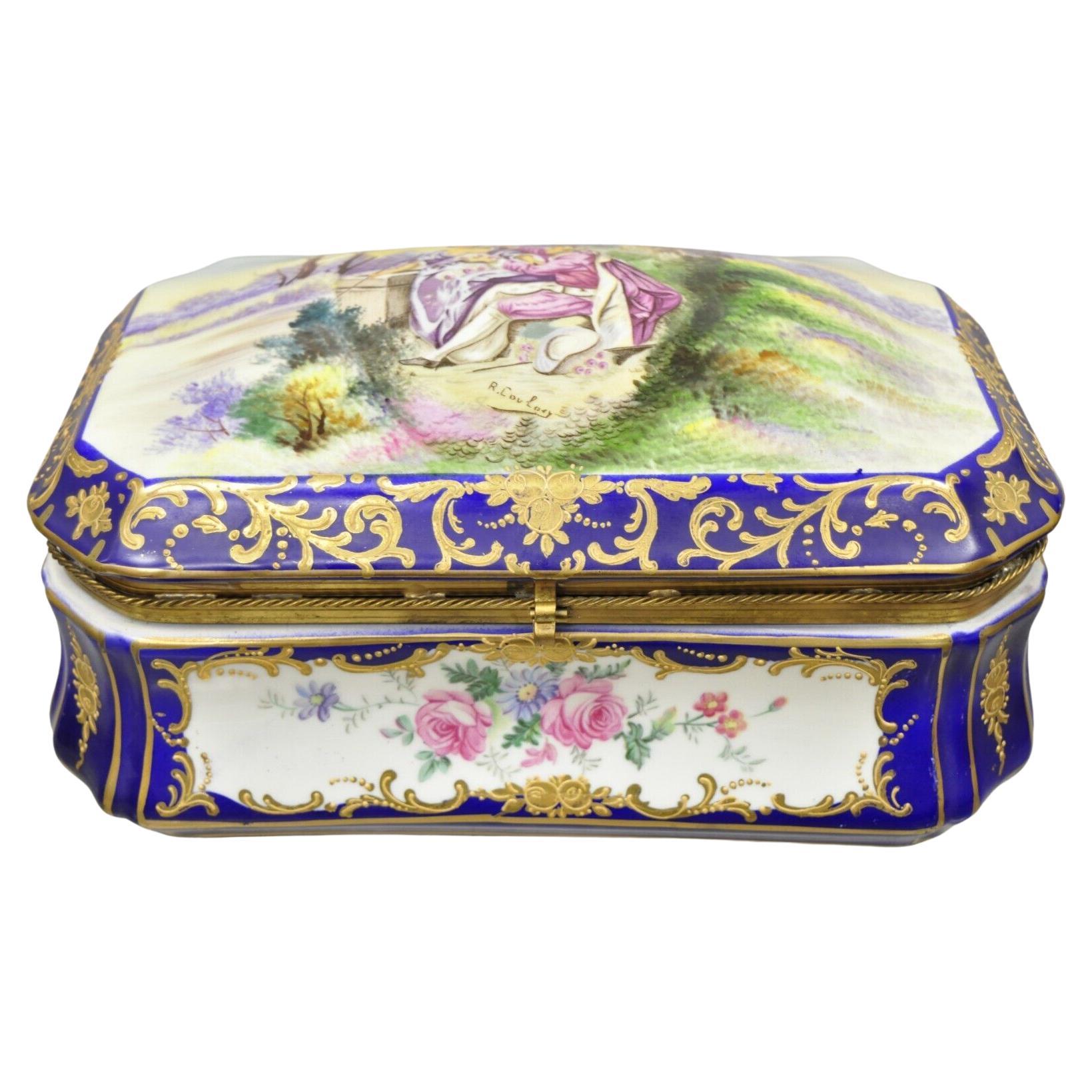 Boîte à charnière vintage en porcelaine de style victorien français peinte à la main et signée R. Coulory