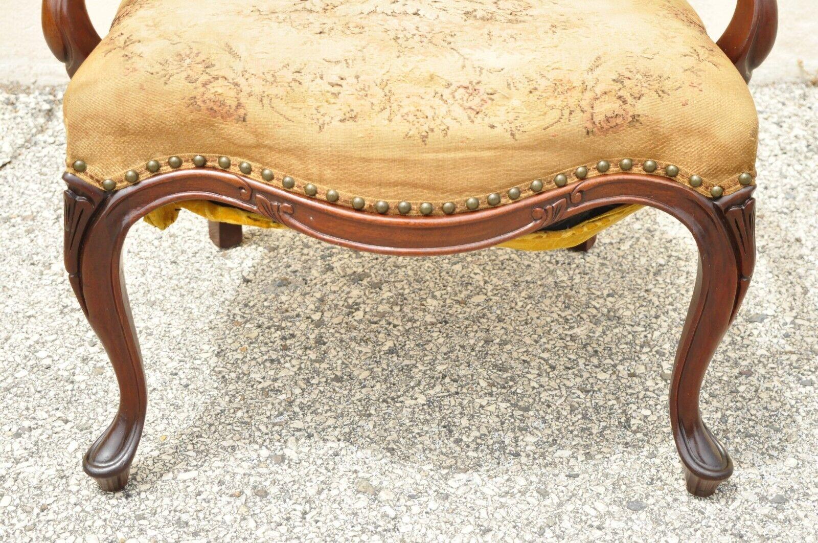 Chaise à accoudoir de style victorien français sculpté dans un cadre en acajou en vente 5