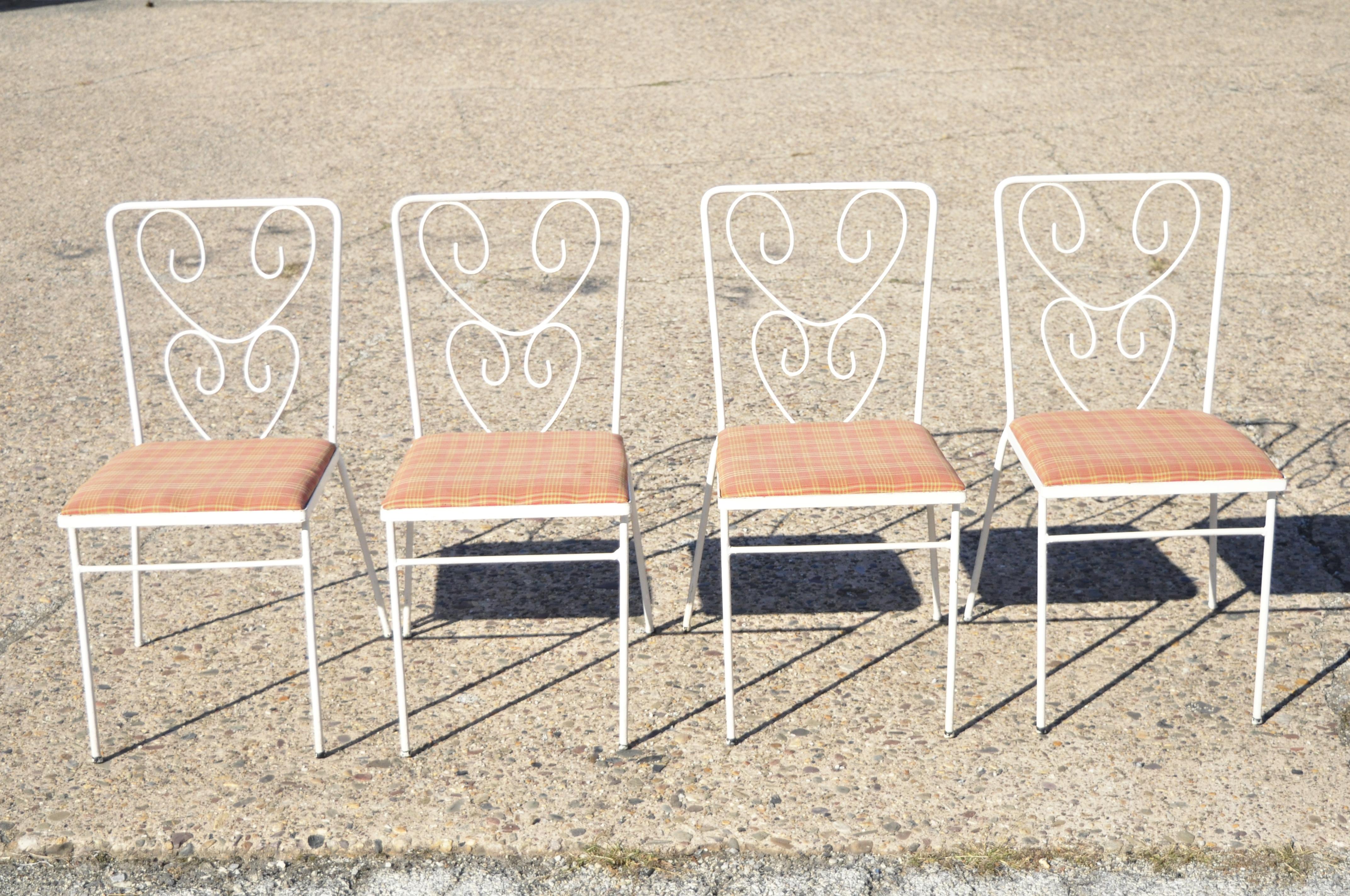 Vintage Französisch viktorianischen Stil Schmiedeeisen Blume Garten Terrasse Ess-Set - 5 Stück gesetzt. Set besteht aus (4) Stühlen, (1) Tisch mit Glasplatte, Blumenrücken, schmiedeeiserne Konstruktion, sehr schönes Vintage-Set, großartiger Stil und