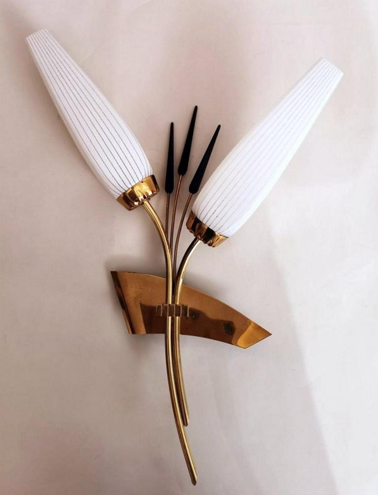 Pretty and graceful French wall sconce, the structure is made of polished brass and wants to represent, in a schematic and artistic way, a small bunch of branches of Typha augustifolia, a unique and surprising aquatic plant that embellishes the