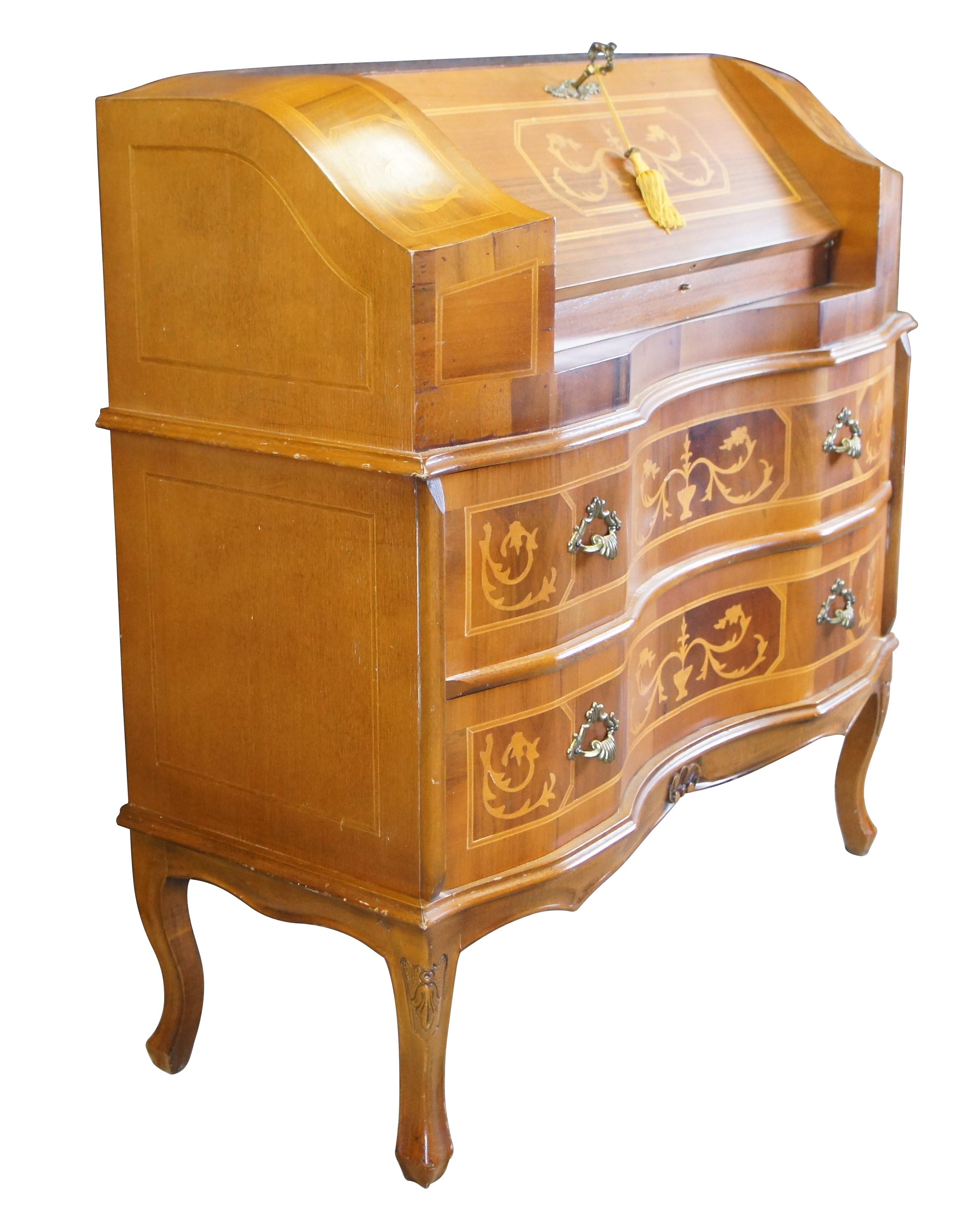 Bureau secrétaire vintage français de style Louis XVI à façade inclinée, finition noyer avec marqueterie d'acanthes.  Le bureau présente une forme serpentine avec un plateau qui s'ouvre sur de multiples casiers et tiroirs, sur deux tiroirs