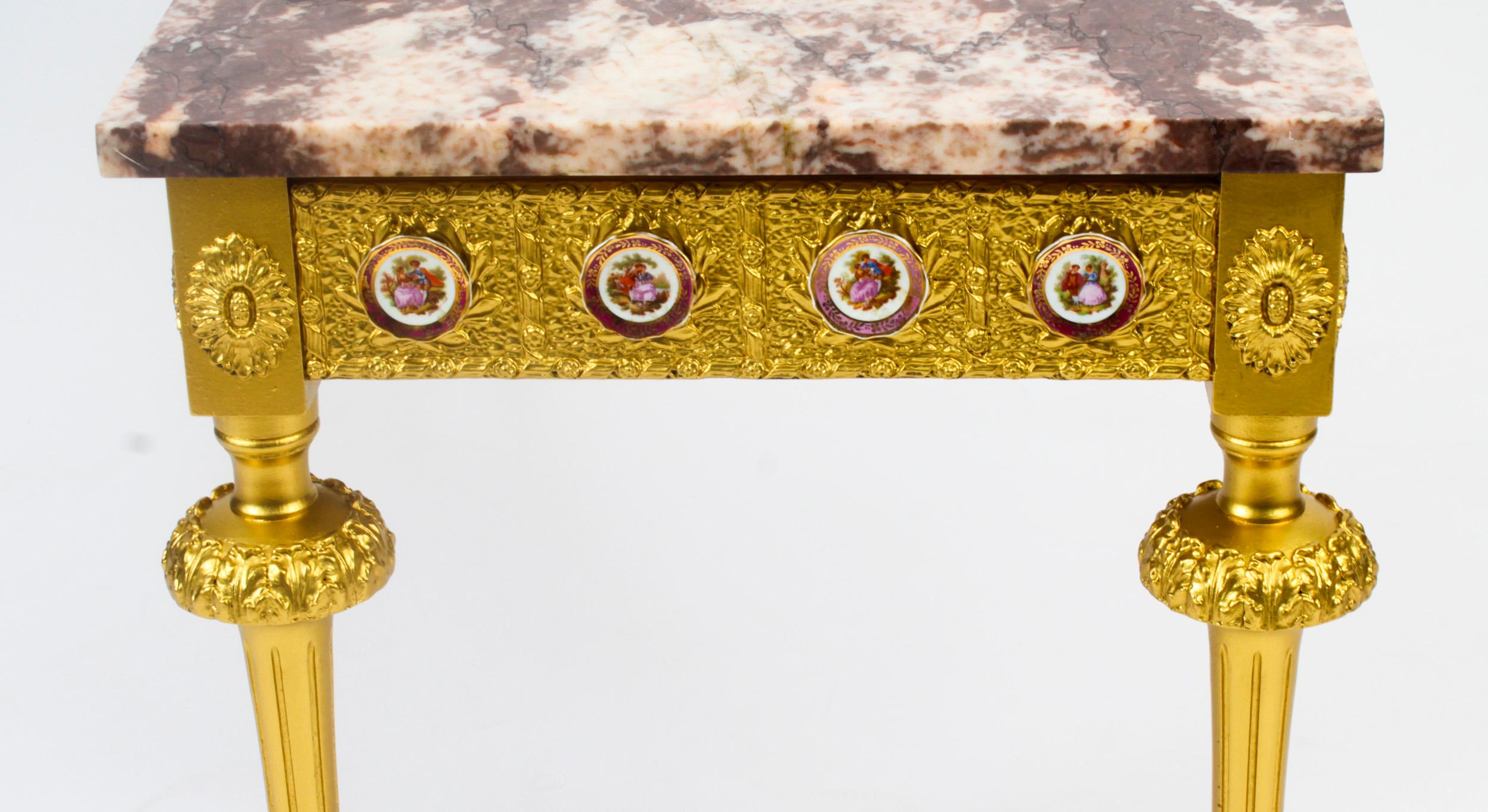 Vieille table basse française en bois doré et marbre plaques de Limoges 20ème siècle en vente 3