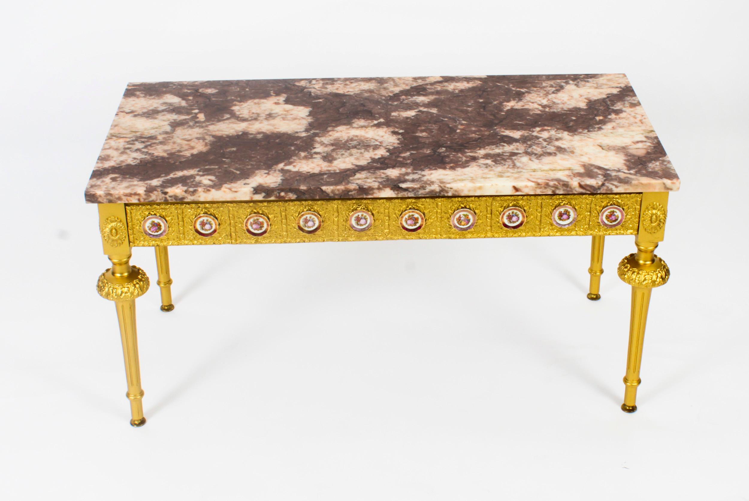 Vieille table basse française en bois doré et marbre plaques de Limoges 20ème siècle en vente 6