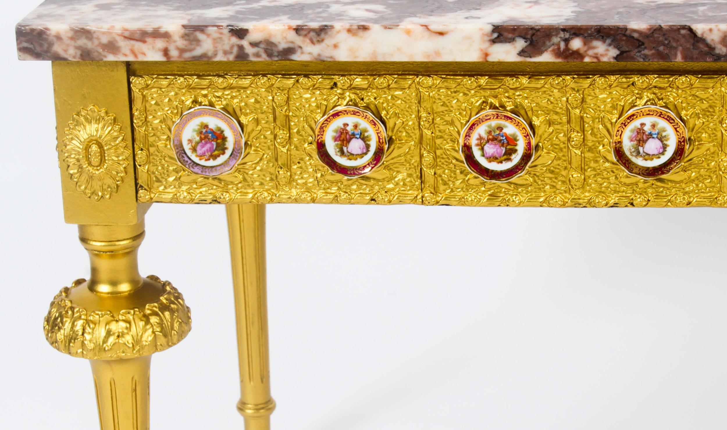 Français Vieille table basse française en bois doré et marbre plaques de Limoges 20ème siècle en vente