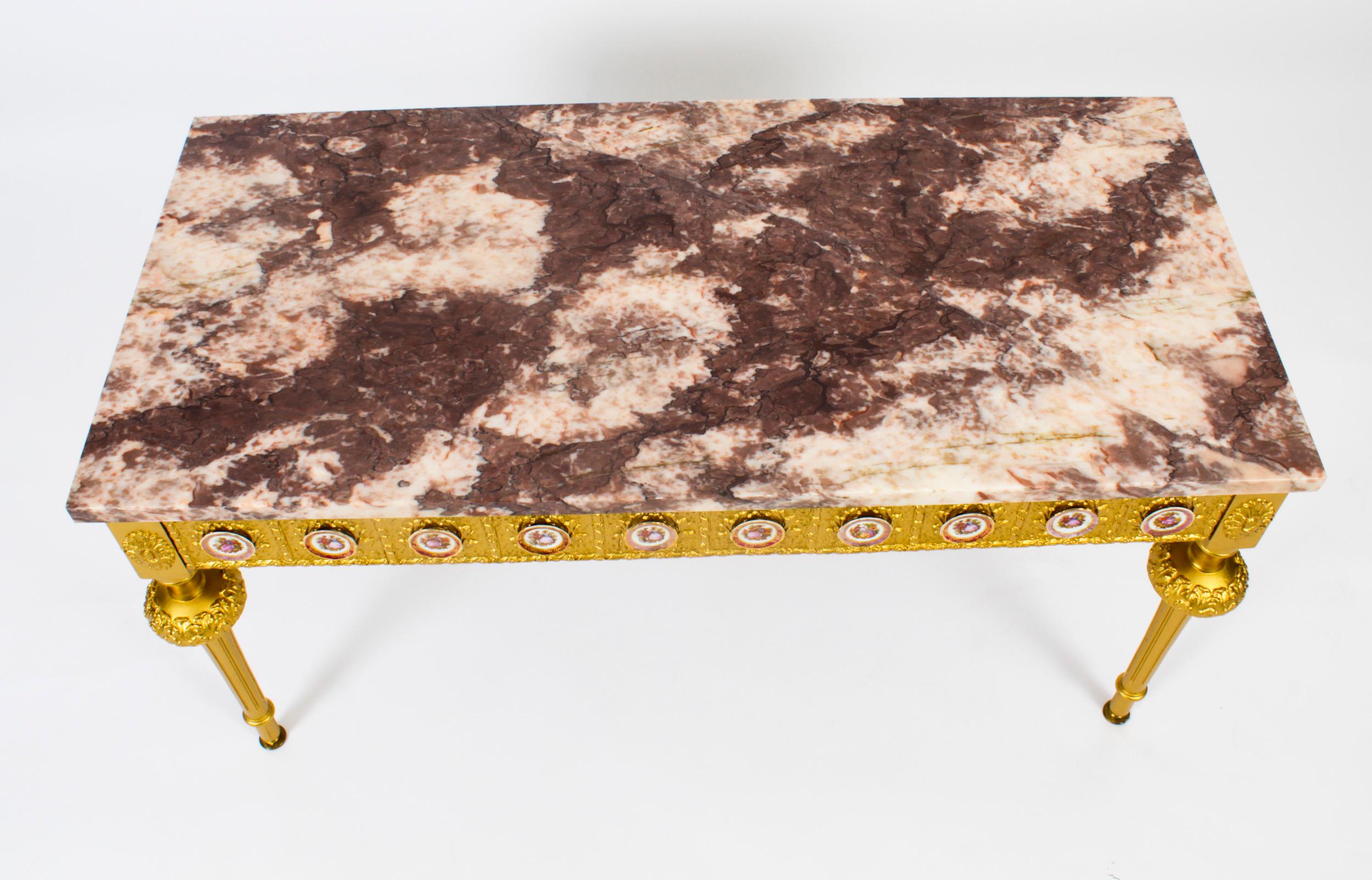 Vieille table basse française en bois doré et marbre plaques de Limoges 20ème siècle Bon état - En vente à London, GB