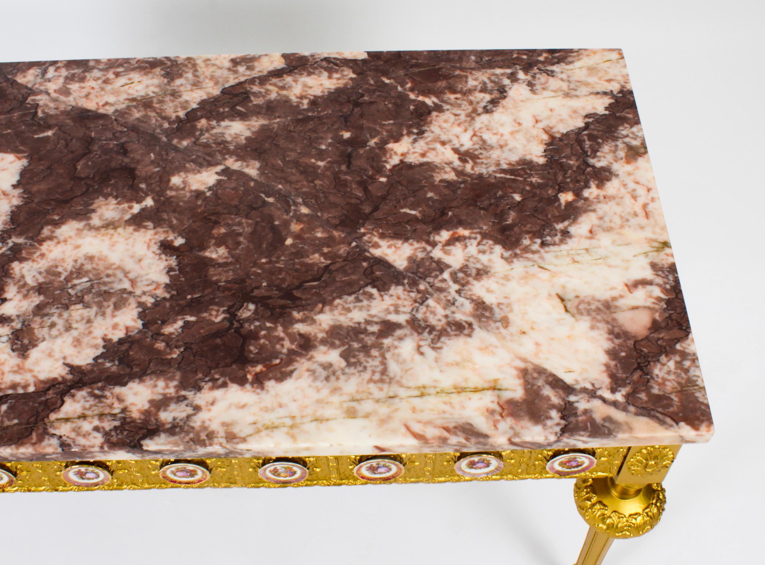 Milieu du XXe siècle Vieille table basse française en bois doré et marbre plaques de Limoges 20ème siècle en vente