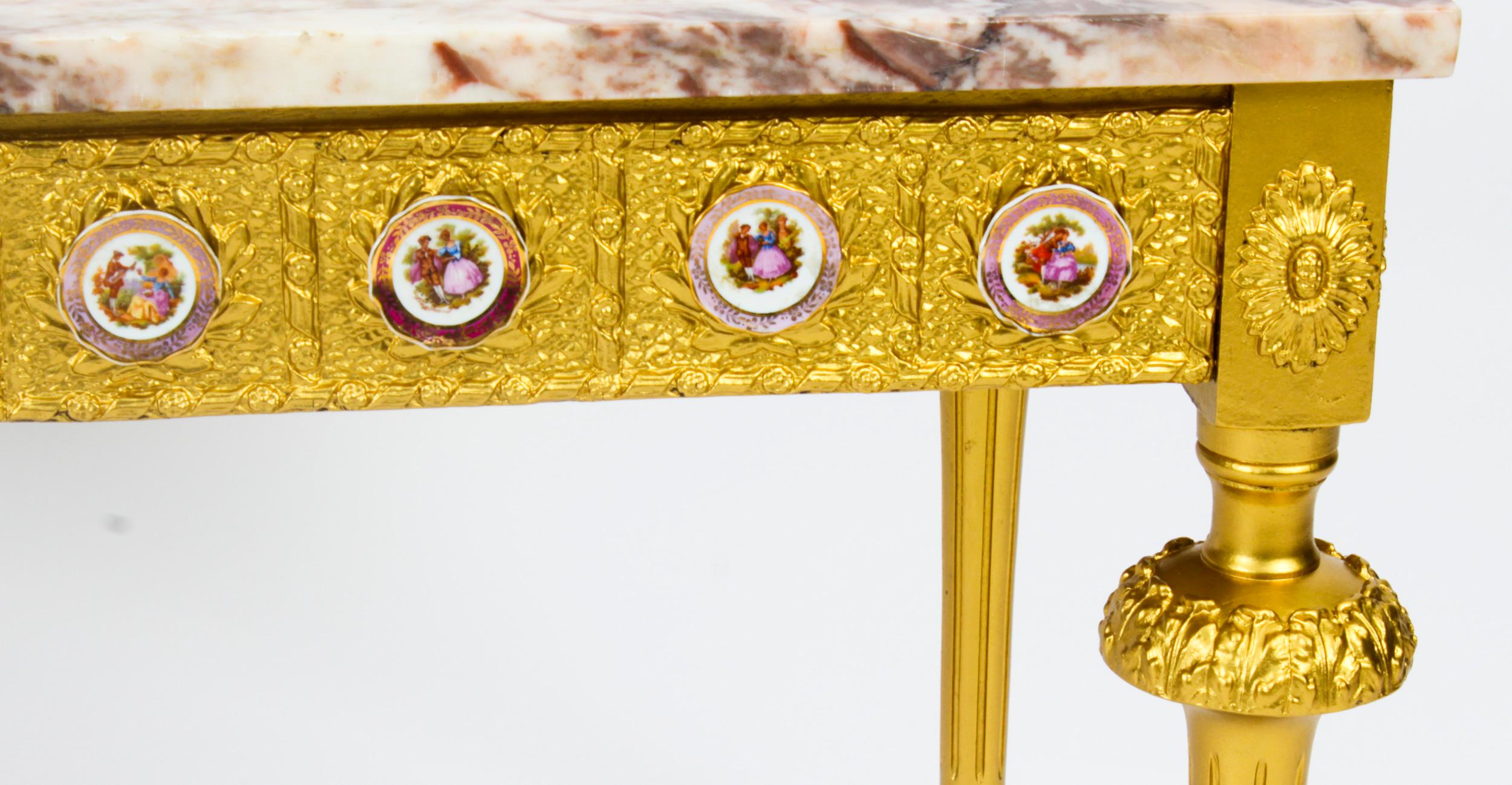 Vieille table basse française en bois doré et marbre plaques de Limoges 20ème siècle en vente 1