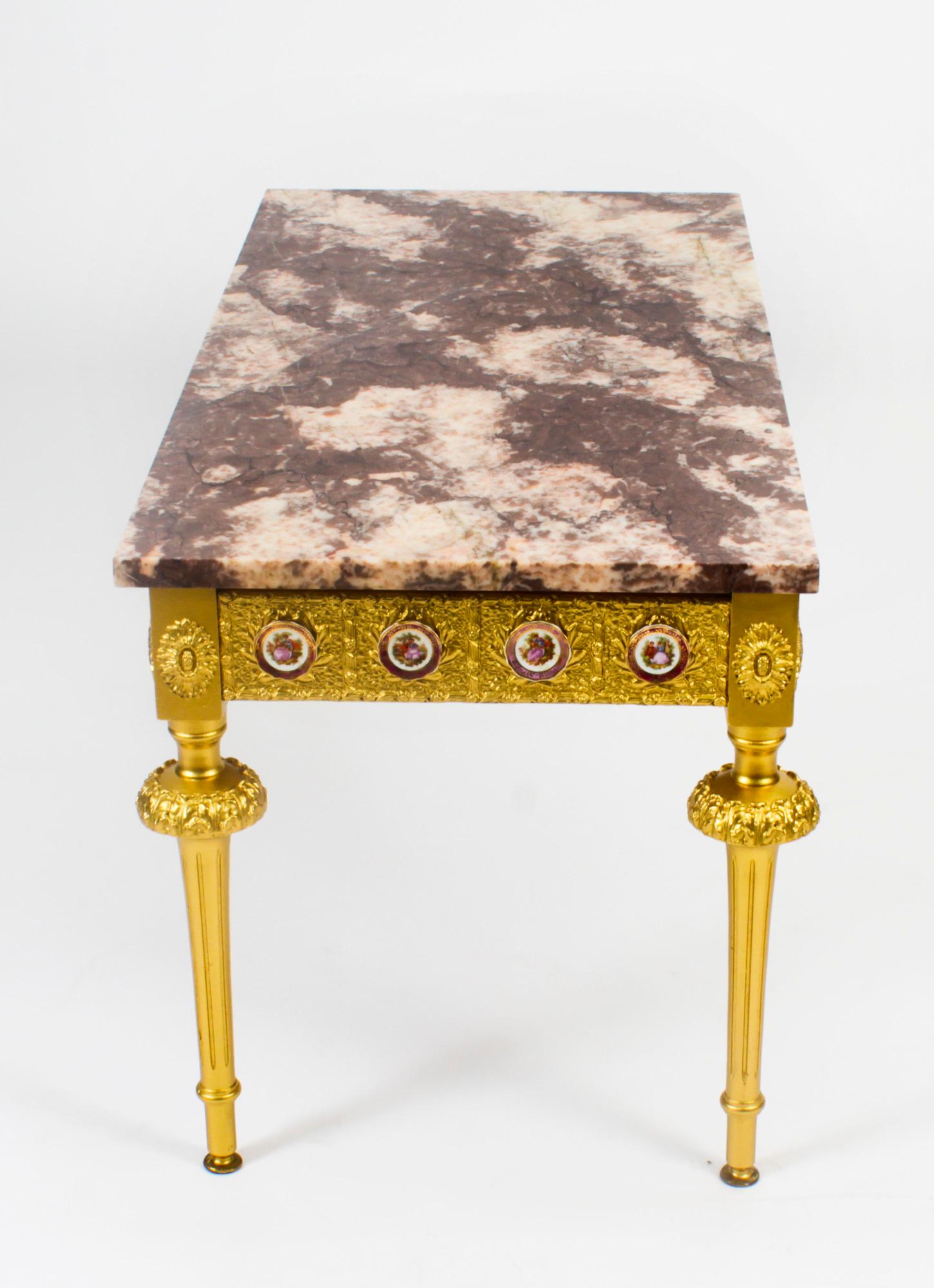 Vieille table basse française en bois doré et marbre plaques de Limoges 20ème siècle en vente 2