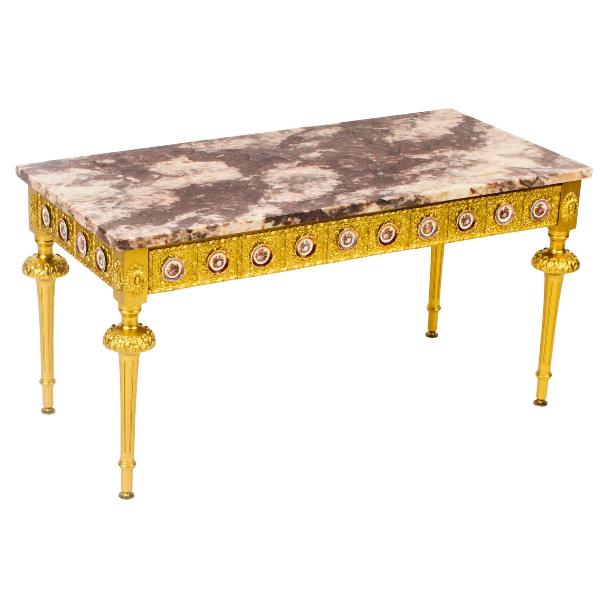 Vieille table basse française en bois doré et marbre plaques de Limoges 20ème siècle en vente