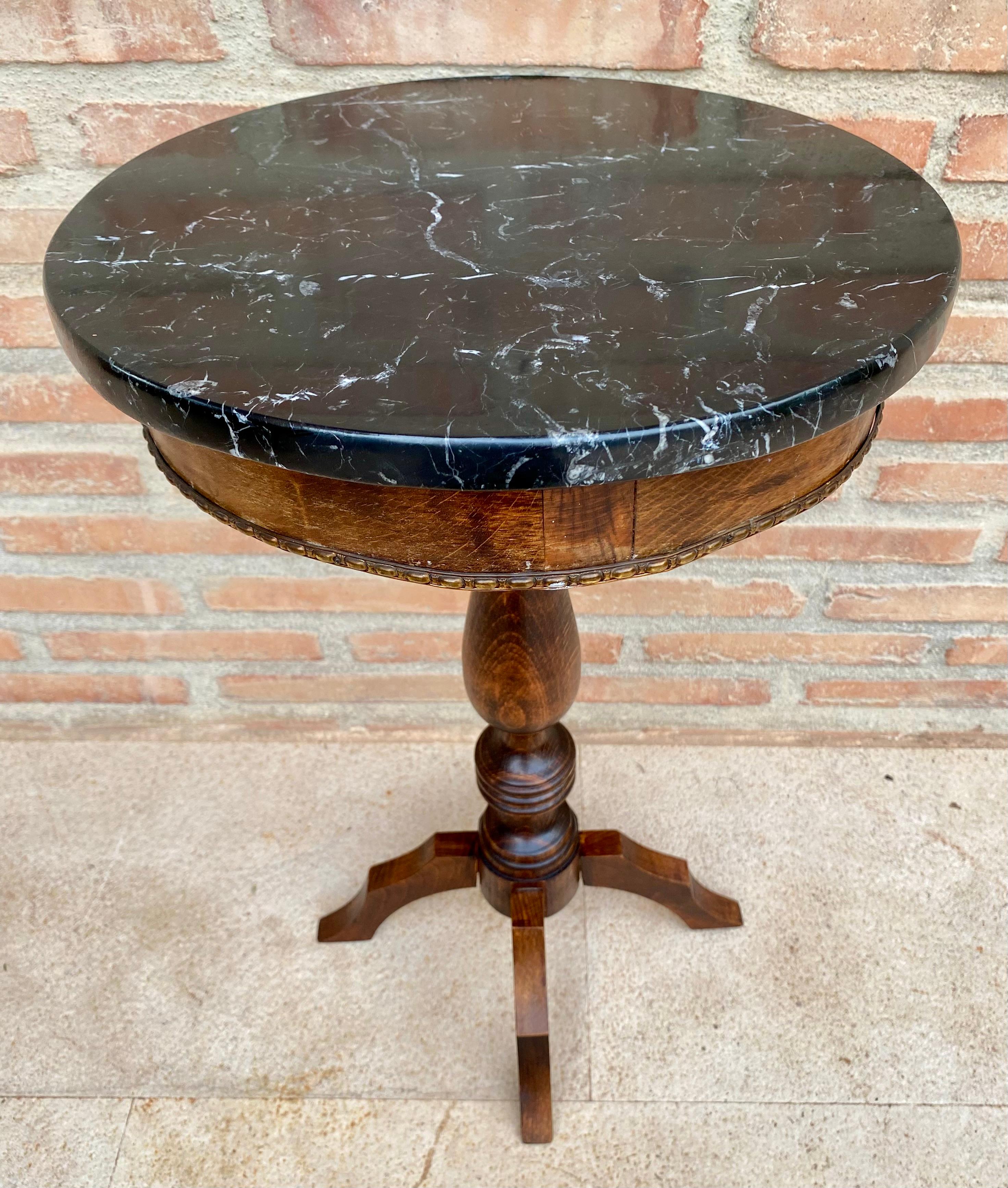 Mesa auxiliar redonda o mesa de luz con tablero de mármol negro al estilo Gustaviano de alrededor del año 1880.