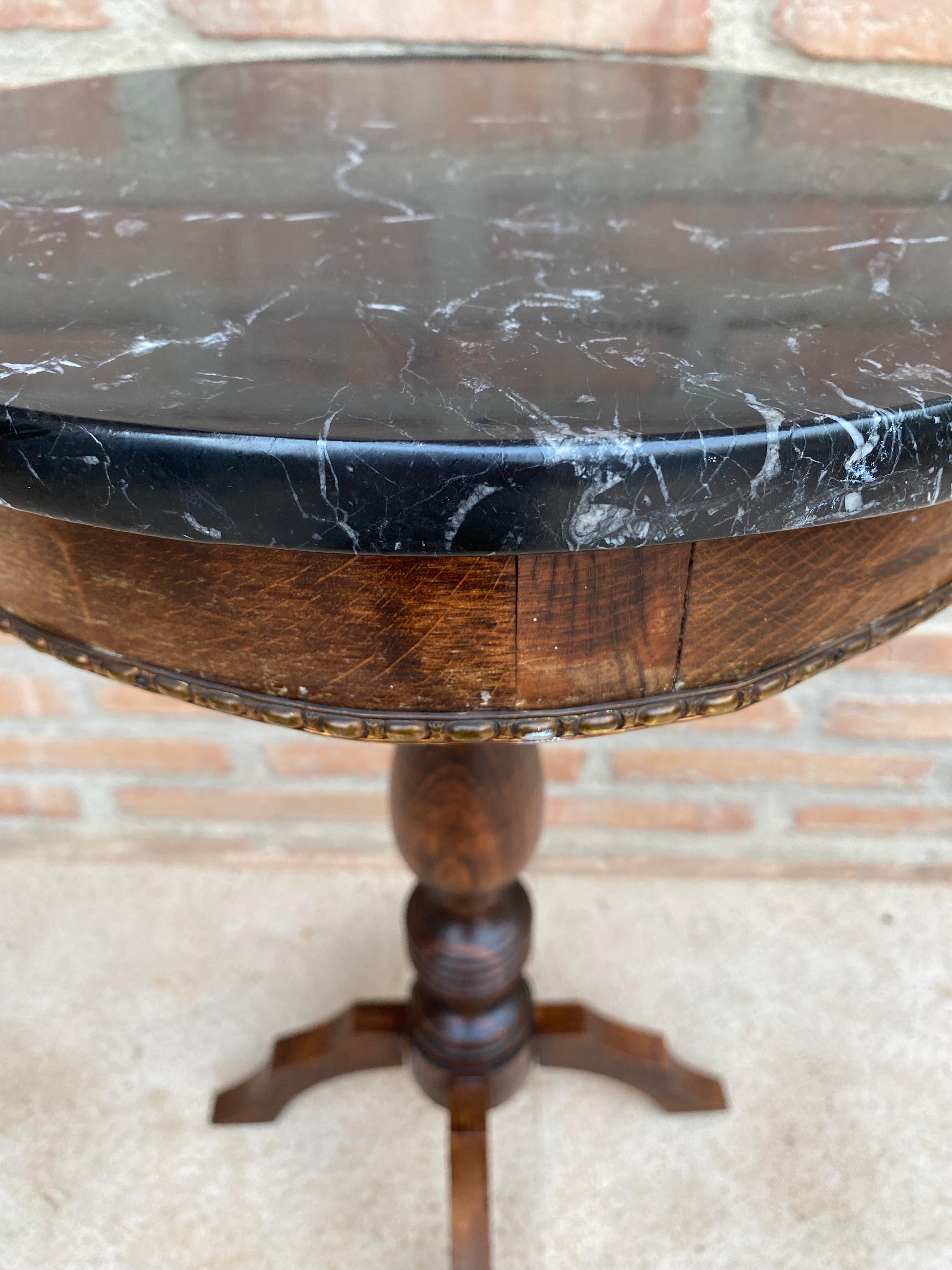 Mesa auxiliar francesa vintage de nogal con tablero jaspeado en negro, 1880 Gustaviano en venta