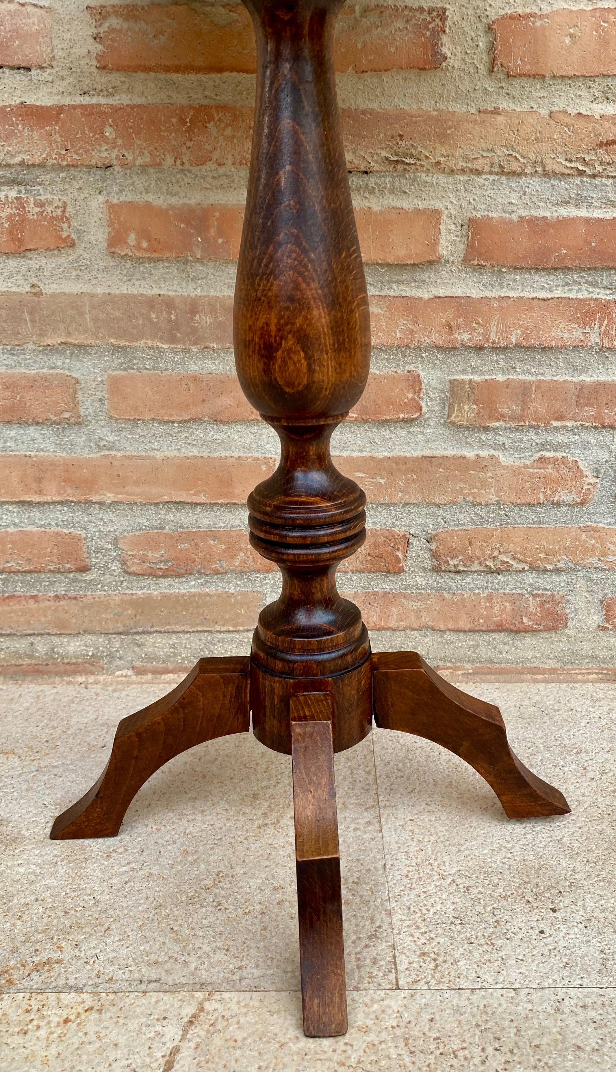 Mesa auxiliar francesa vintage de nogal con tablero jaspeado en negro, 1880 Francés en venta