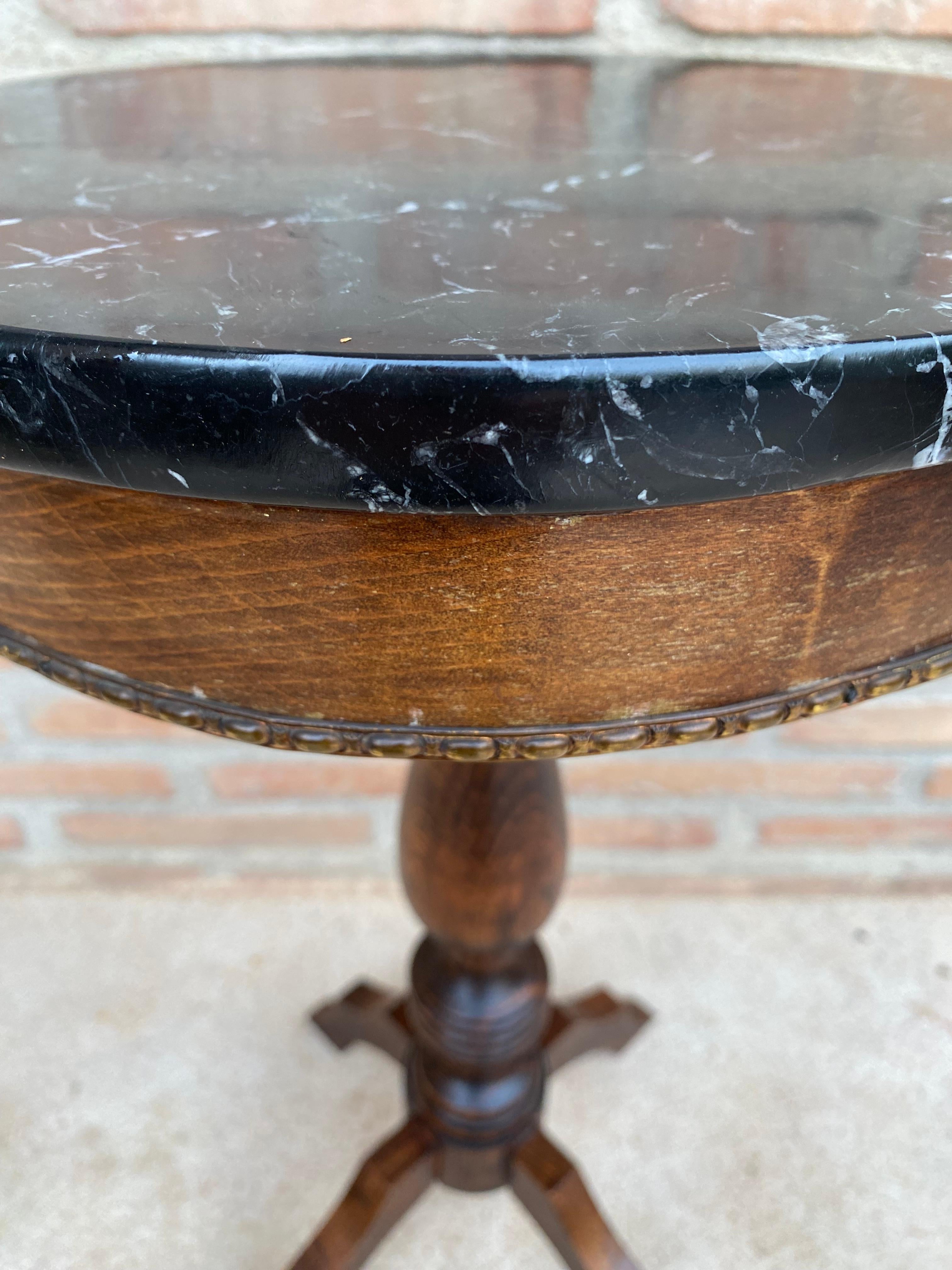 Mesa auxiliar francesa vintage de nogal con tablero jaspeado en negro, 1880 en Bueno estado para la venta en Miami, FL