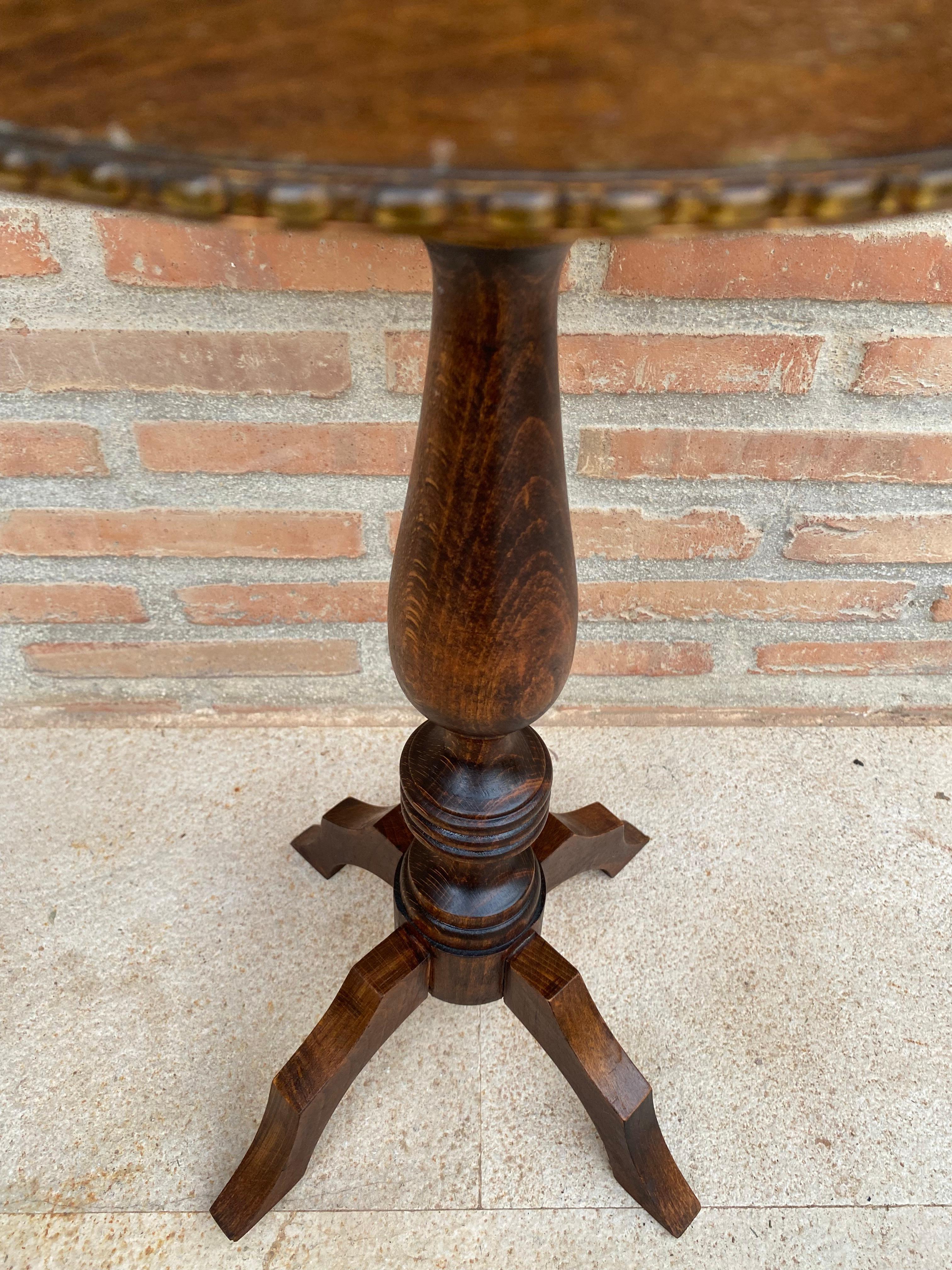 Mesa auxiliar francesa vintage de nogal con tablero jaspeado en negro, 1880 siglo XIX en venta